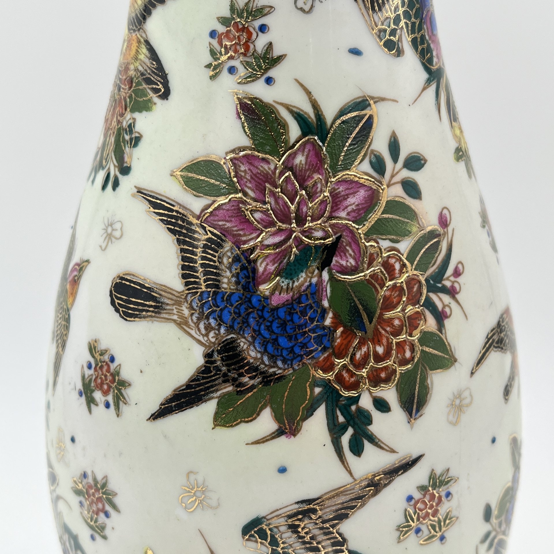 Ваза вытянутой формы с фестончатым краем в стиле шинуазри "цветы и птицы", фарфор, роспись эмалевыми красками, Китай, 1960-1980 гг.