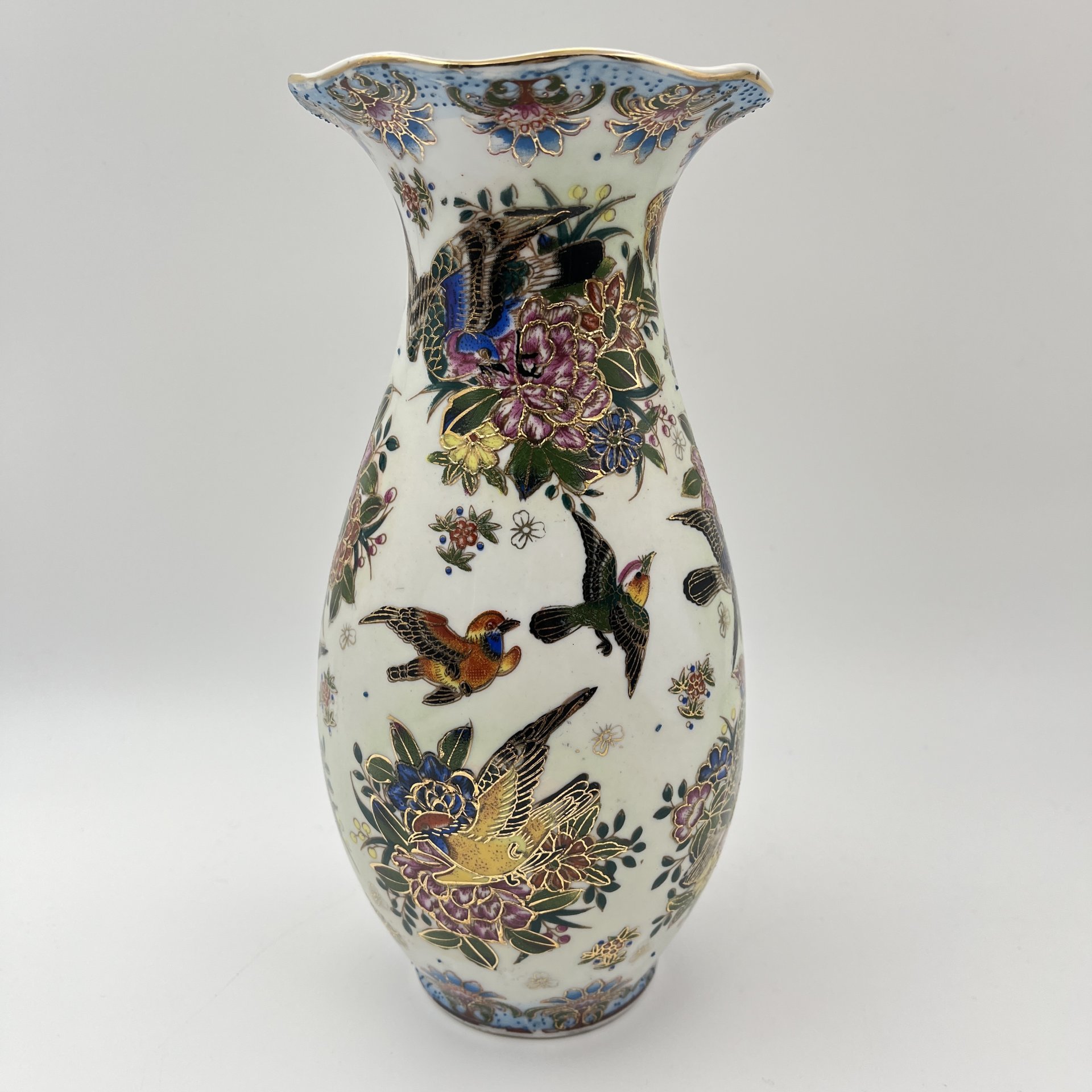 Ваза вытянутой формы с фестончатым краем в стиле шинуазри "цветы и птицы", фарфор, роспись эмалевыми красками, Китай, 1960-1980 гг.
