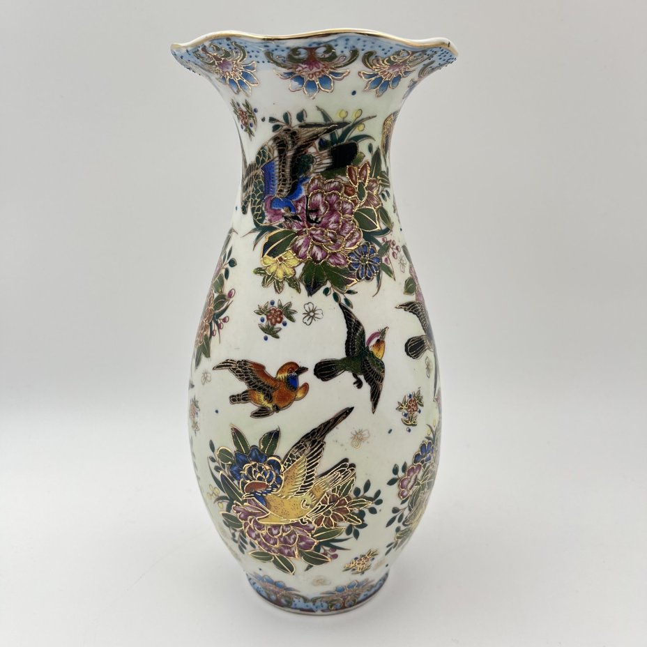 Ваза вытянутой формы с фестончатым краем в стиле шинуазри "цветы и птицы"