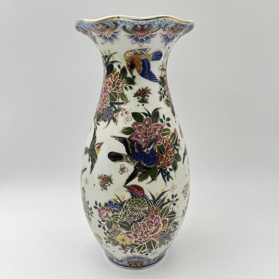 Ваза вытянутой формы с фестончатым краем в стиле шинуазри "цветы и птицы"