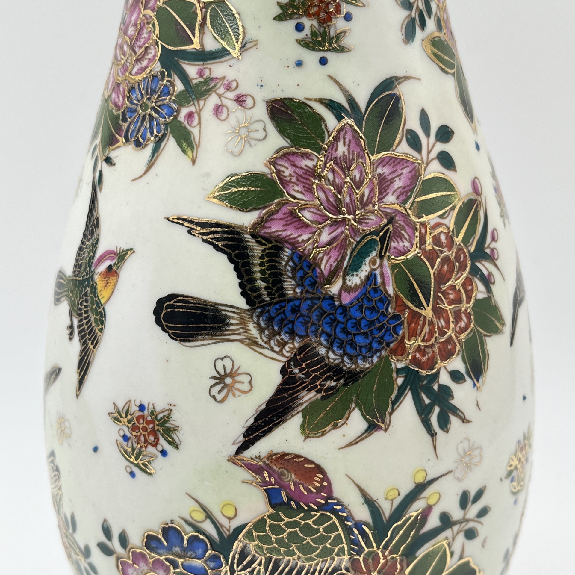 Ваза вытянутой формы с фестончатым краем в стиле шинуазри "цветы и птицы", фарфор, роспись эмалевыми красками, Китай, 1960-1980 гг.