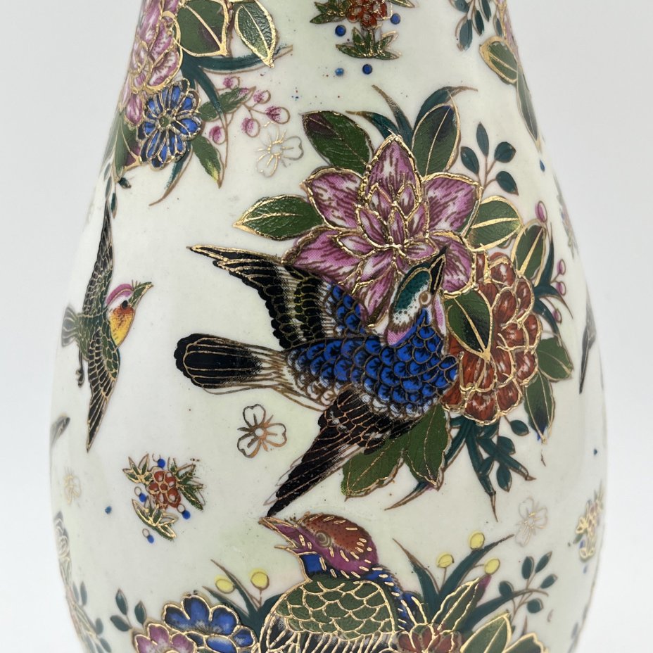 Ваза вытянутой формы с фестончатым краем в стиле шинуазри "цветы и птицы"