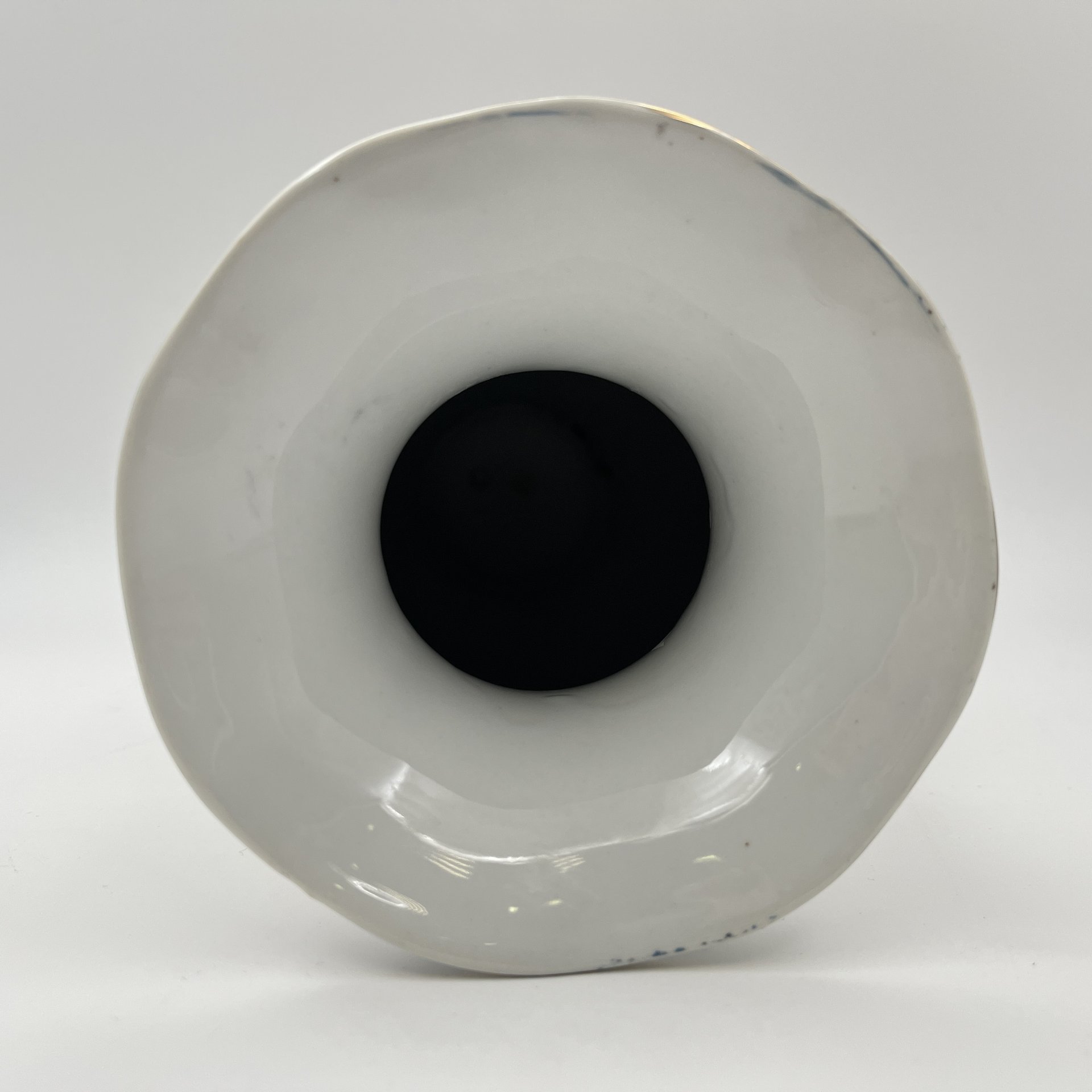 Ваза вытянутой формы с фестончатым краем в стиле шинуазри "цветы и птицы", фарфор, роспись эмалевыми красками, Китай, 1960-1980 гг.