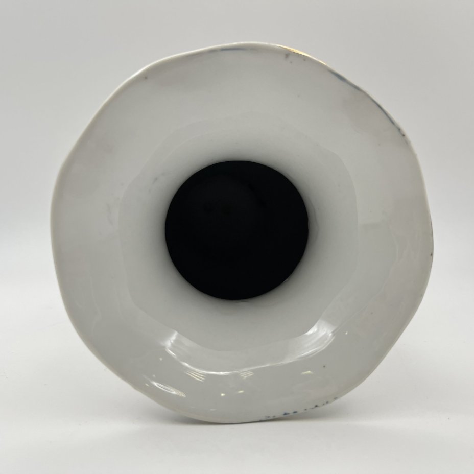 Ваза вытянутой формы с фестончатым краем в стиле шинуазри "цветы и птицы"