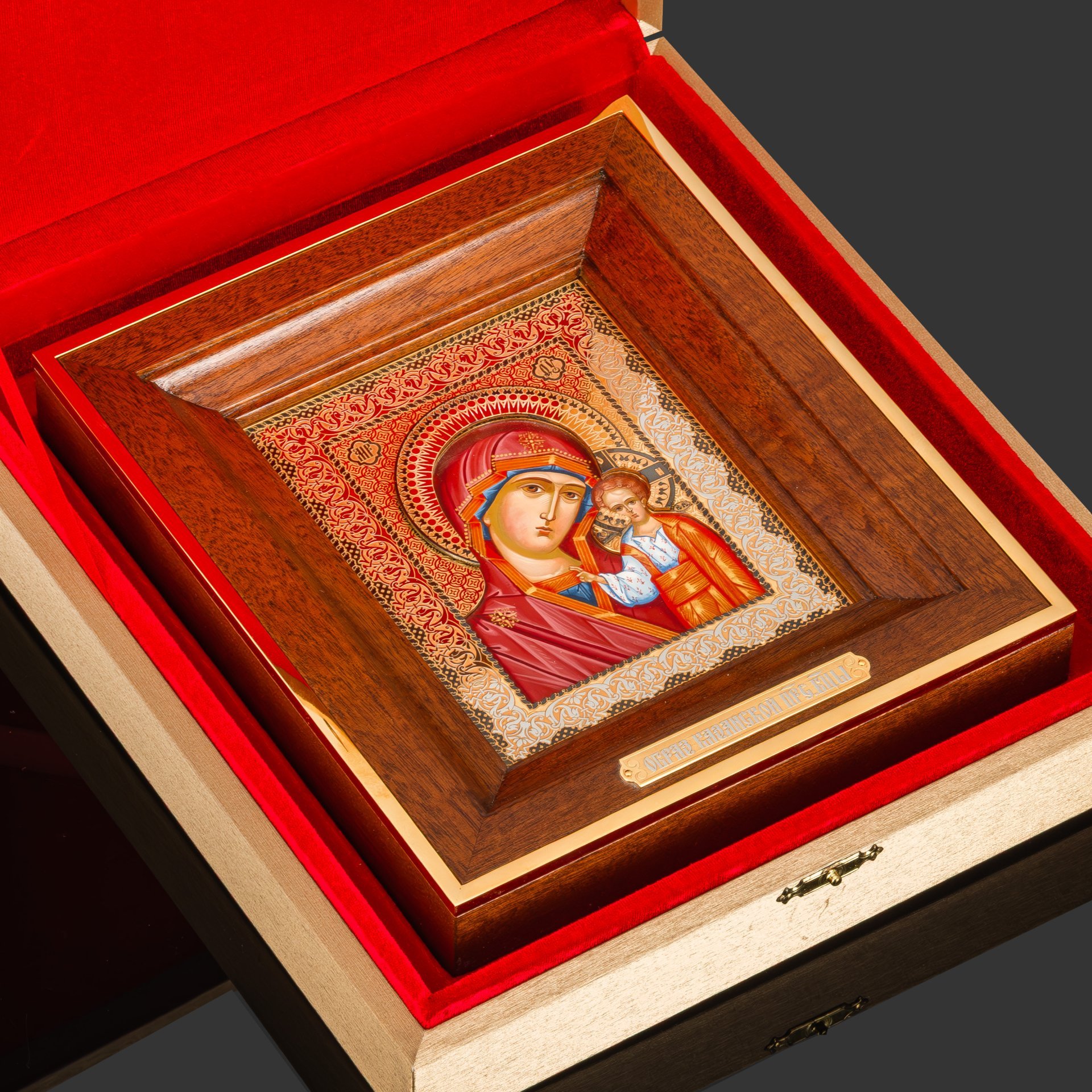 Икона "Казанской Божией Матери, латунь, золочение, серебрение, никелирование; дерево, левкас, темпера; в подарочном деревянном футляре с бархатным ложементом, Российская Федерация, 2018 г.
