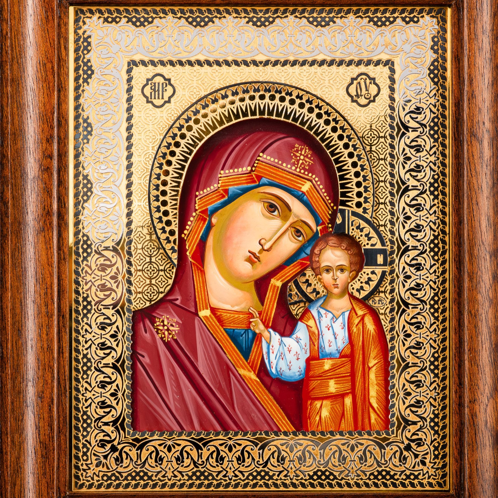 Икона "Казанской Божией Матери, латунь, золочение, серебрение, никелирование; дерево, левкас, темпера; в подарочном деревянном футляре с бархатным ложементом, Российская Федерация, 2018 г.