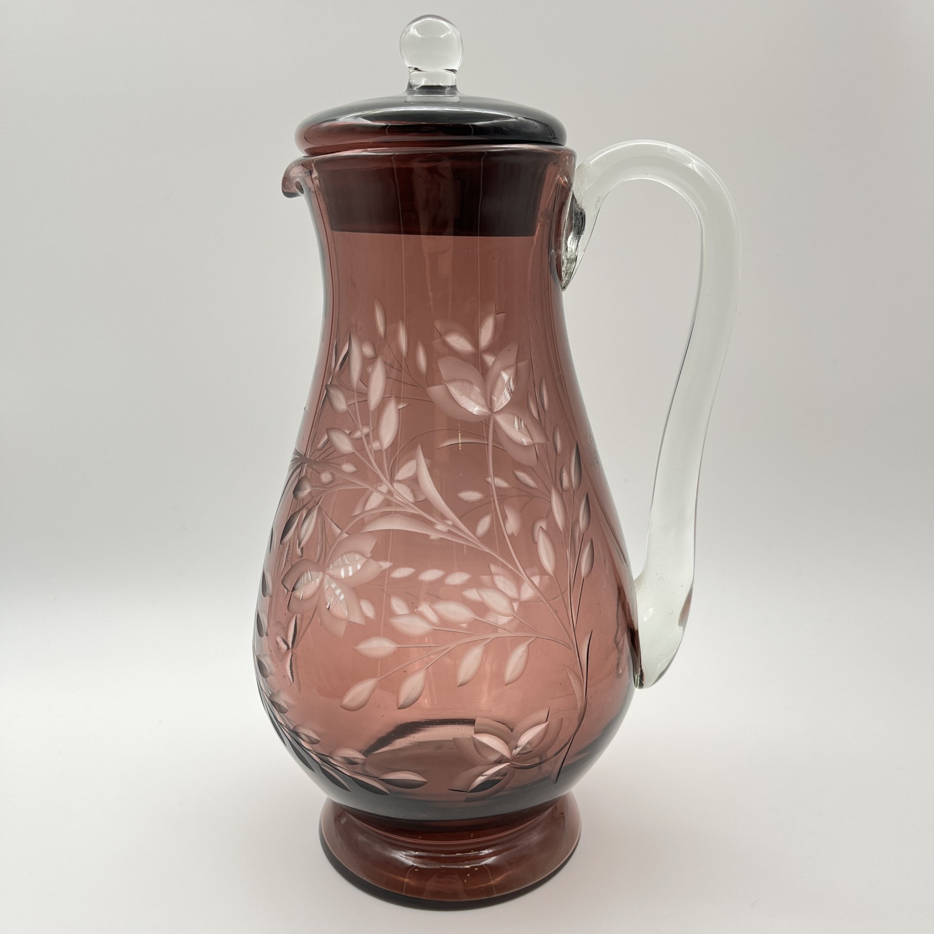 Кувшин с крышкой и растительным декором (с трещиной)