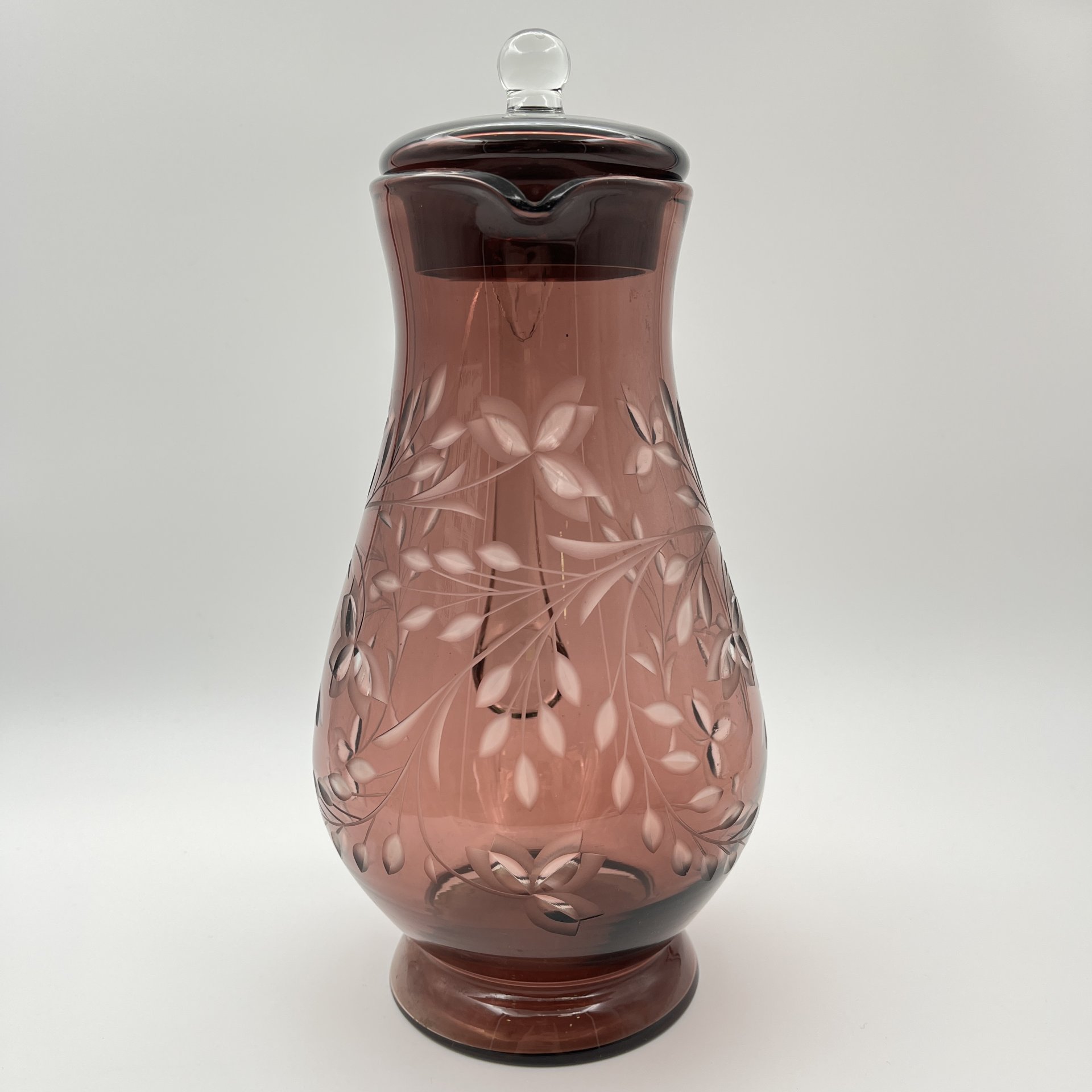 Кувшин с крышкой и растительным декором (с трещиной)