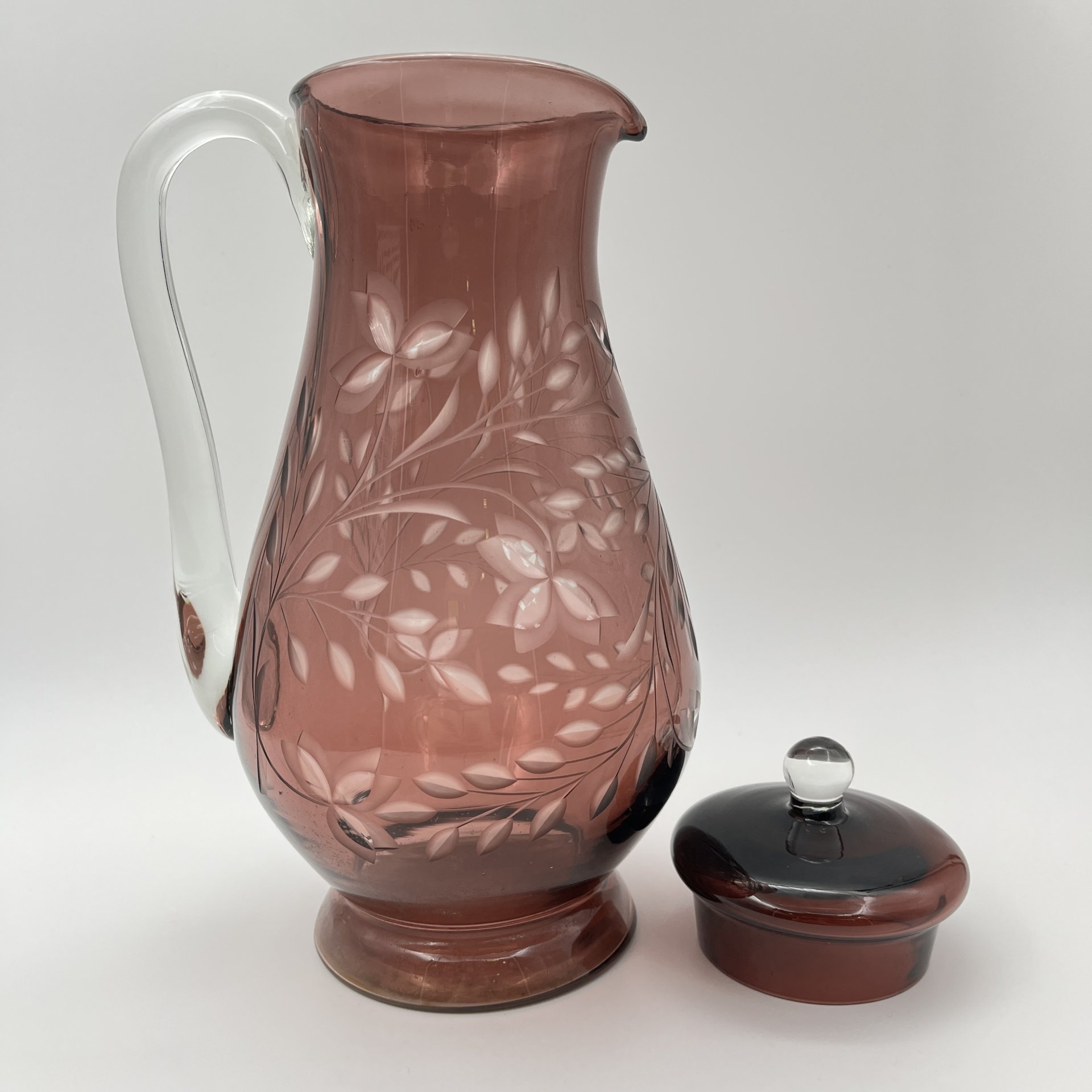 Кувшин с крышкой и растительным декором (с трещиной)