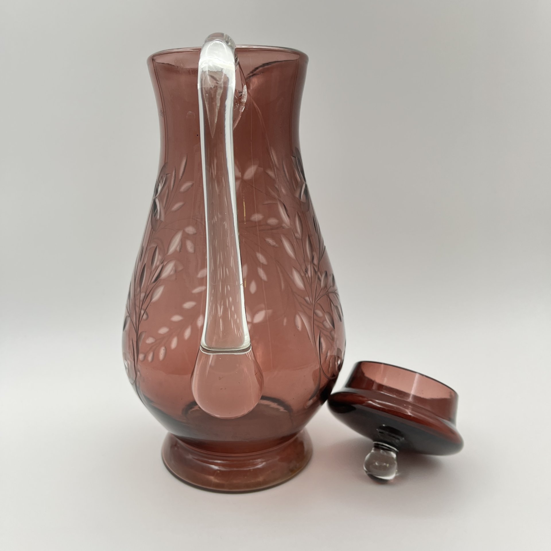 Кувшин с крышкой и растительным декором (с трещиной)