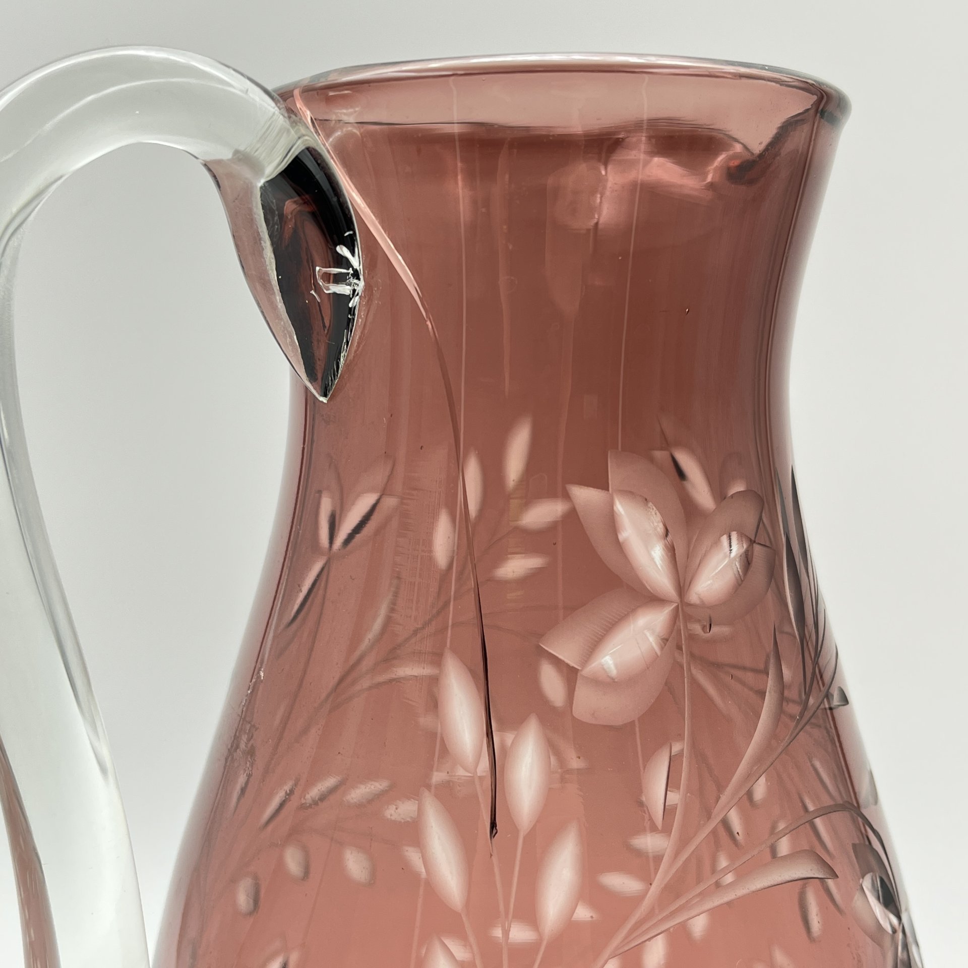 Кувшин с крышкой и растительным декором (с трещиной)