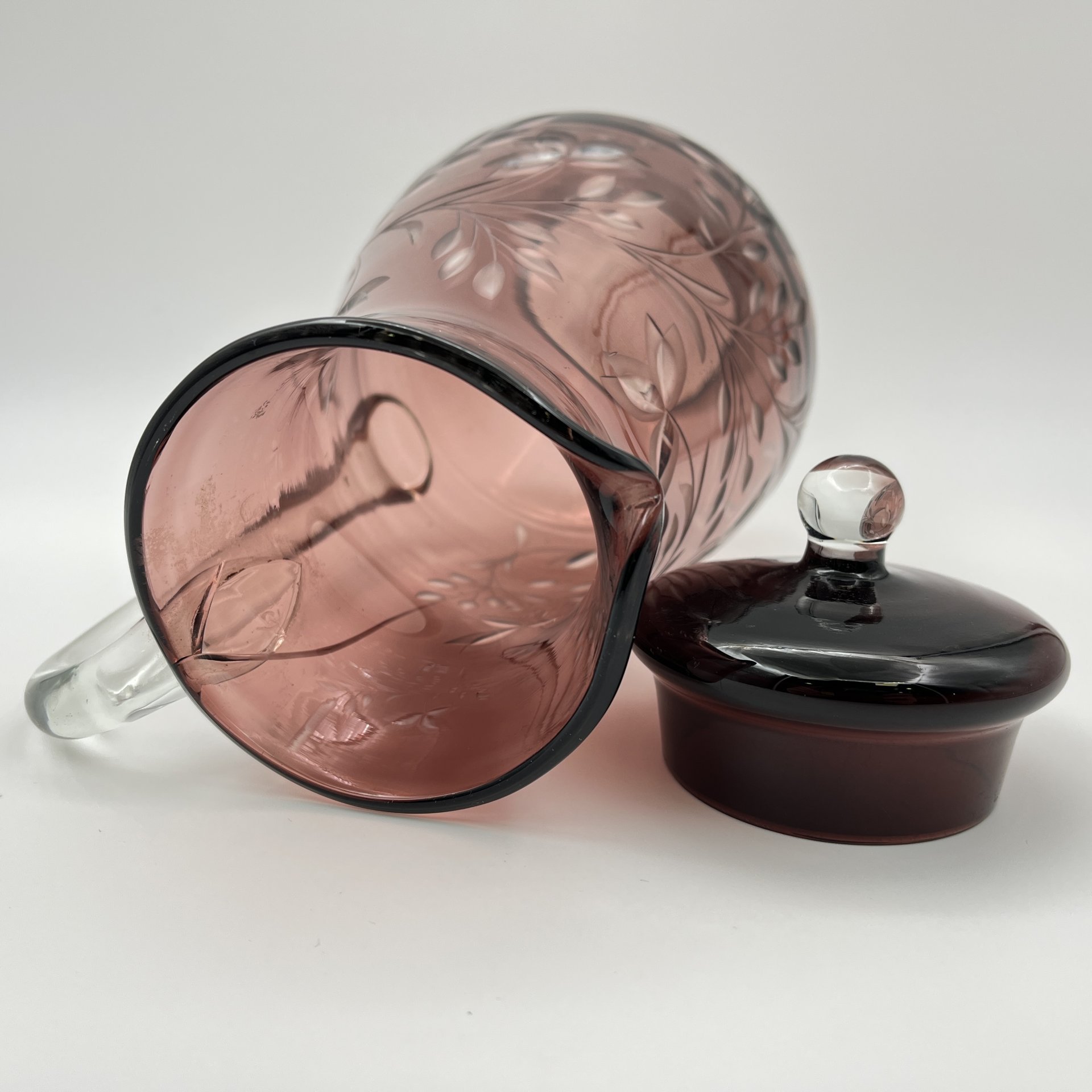 Кувшин с крышкой и растительным декором (с трещиной)