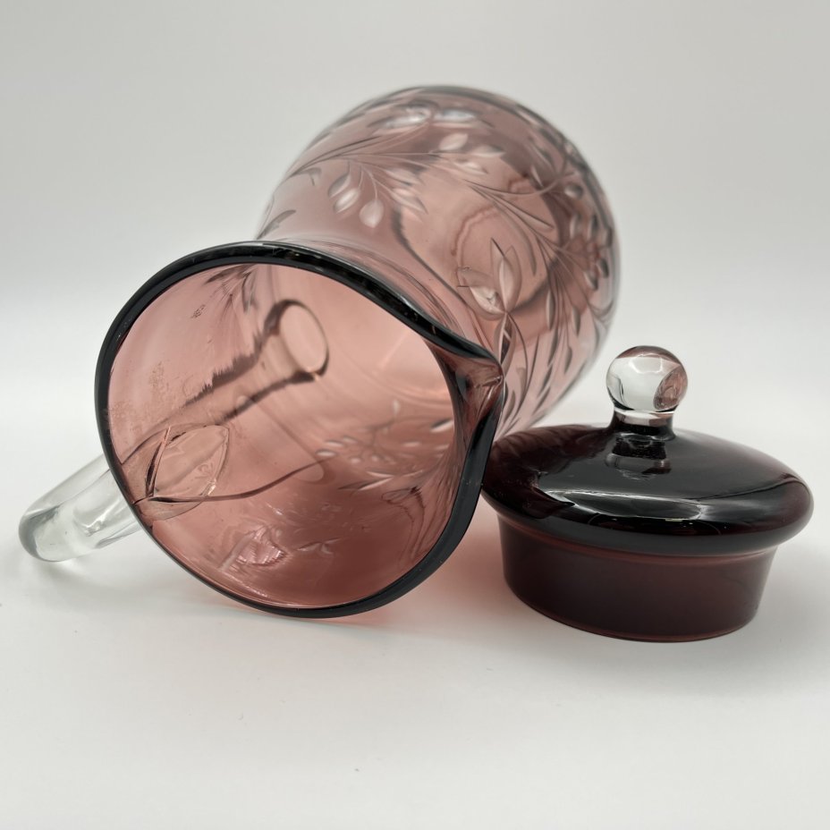 Кувшин с крышкой и растительным декором (с трещиной)