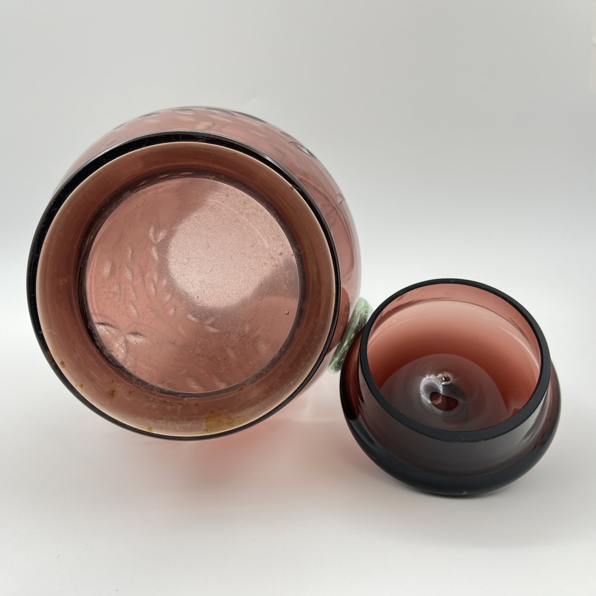 Кувшин с крышкой и растительным декором (с трещиной)