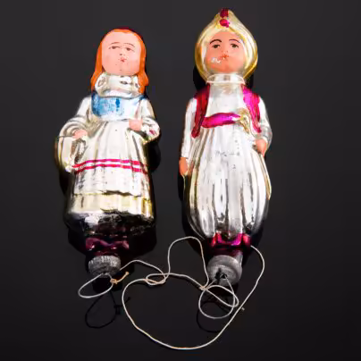 Пара ёлочных игрушек ("Красная Шапочка" и "Маленький Мук"), Завод стеклянных ёлочных украшений и оптических изделий