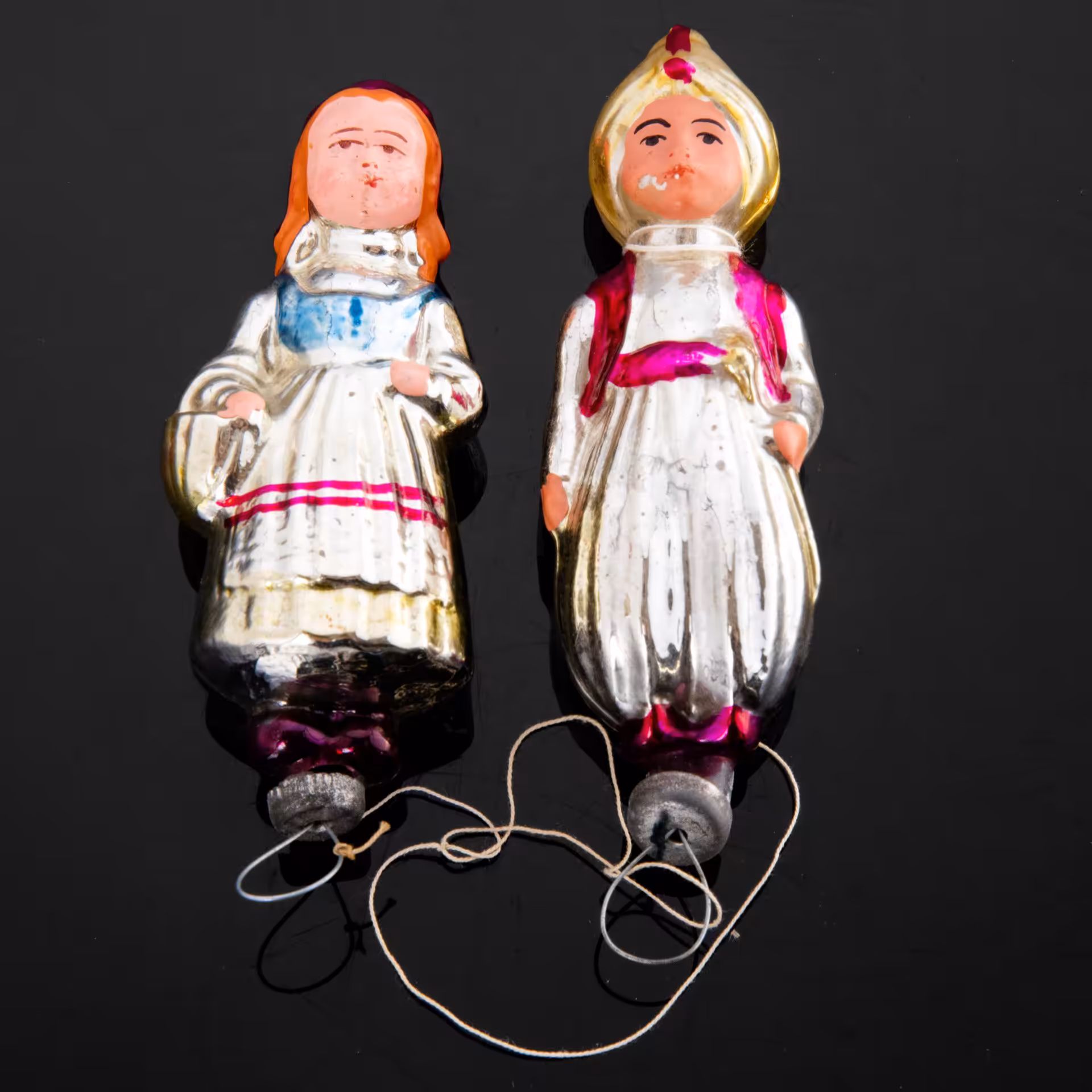 Пара ёлочных игрушек ("Красная Шапочка" и "Маленький Мук"), Завод стеклянных ёлочных украшений и оптических изделий