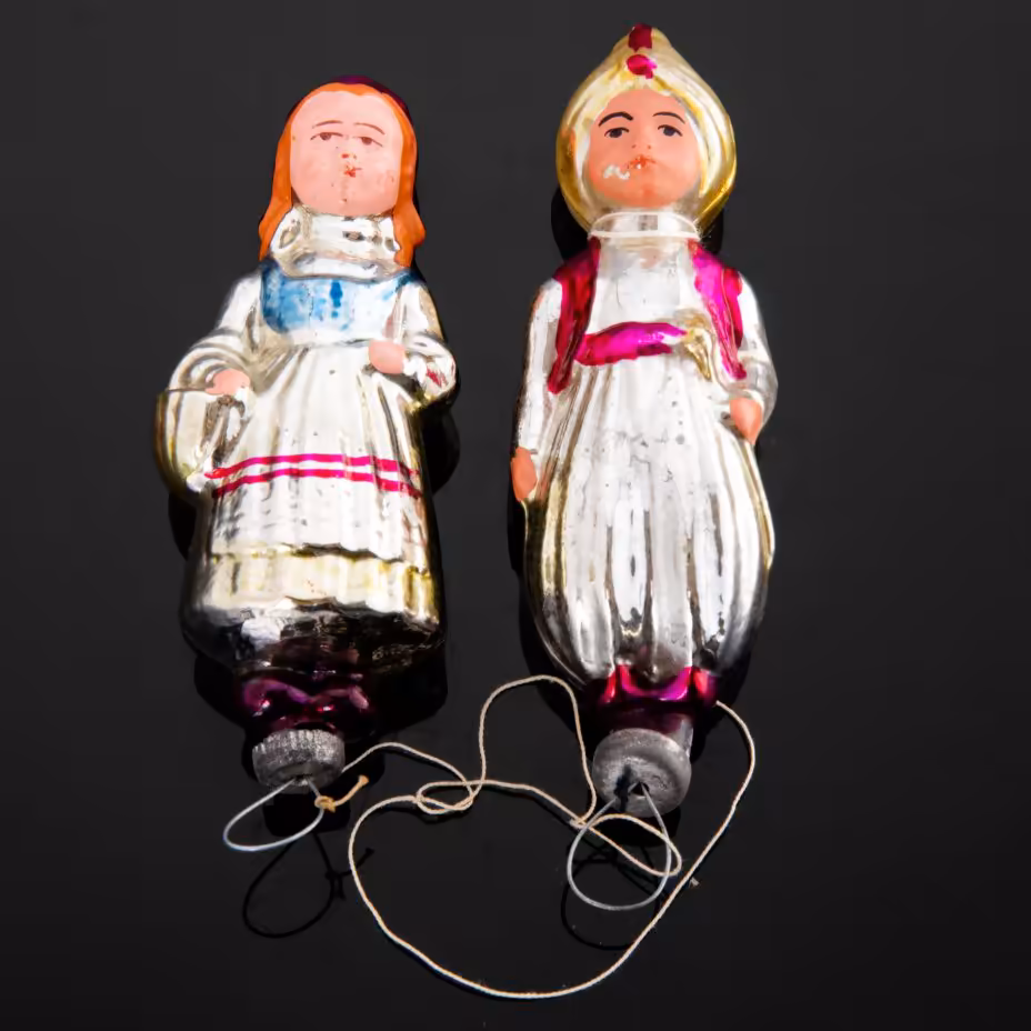 Пара ёлочных игрушек ("Красная Шапочка" и "Маленький Мук"), Завод стеклянных ёлочных украшений и оптических изделий