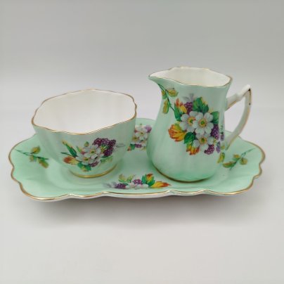 Набор из молочника, сахарницы и подноса с цветочным декором на нежно-фисташковом фоне, фирма "Sampson Smith", фарфор, крытье, деколь, золочение, Великобритания, 1945-1963 гг.