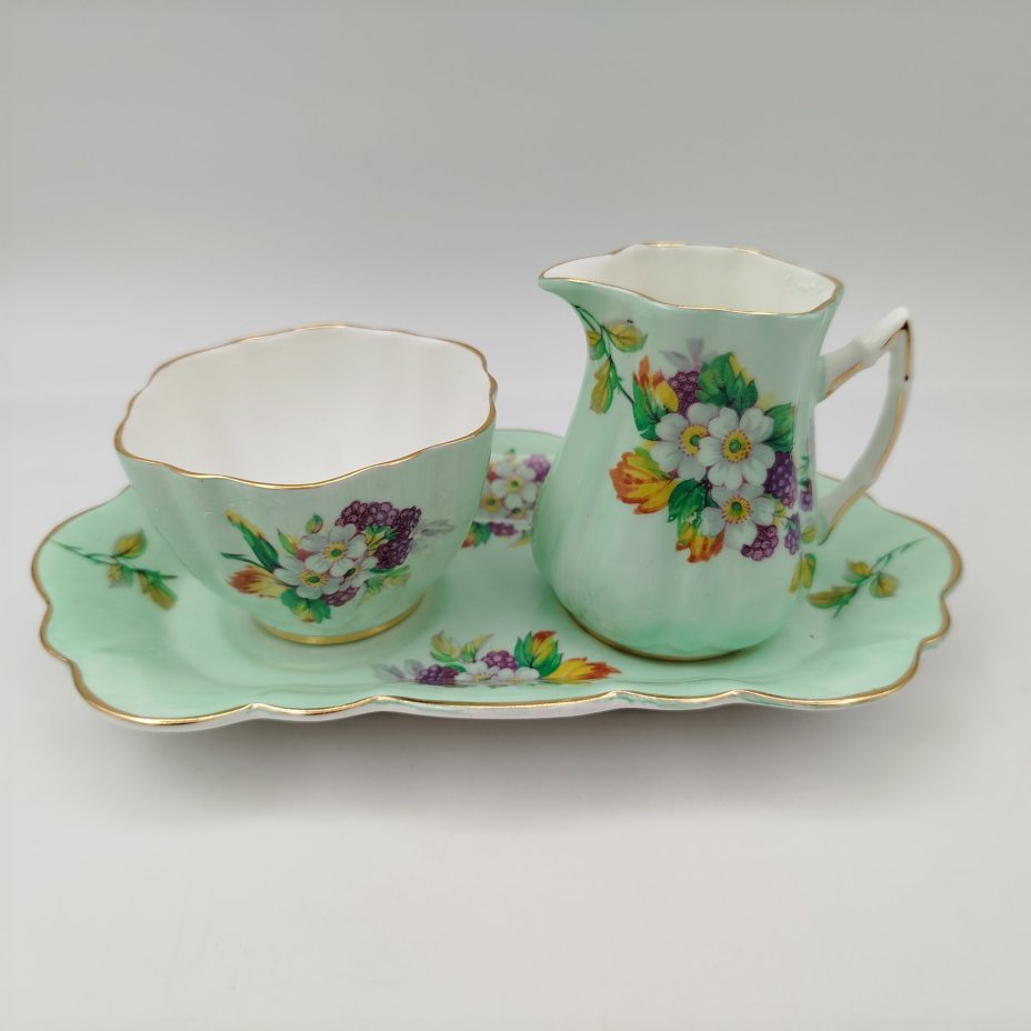Набор из молочника, сахарницы и подноса с цветочным декором на нежно-фисташковом фоне, фирма "Sampson Smith", фарфор, крытье, деколь, золочение, Великобритания, 1945-1963 гг.