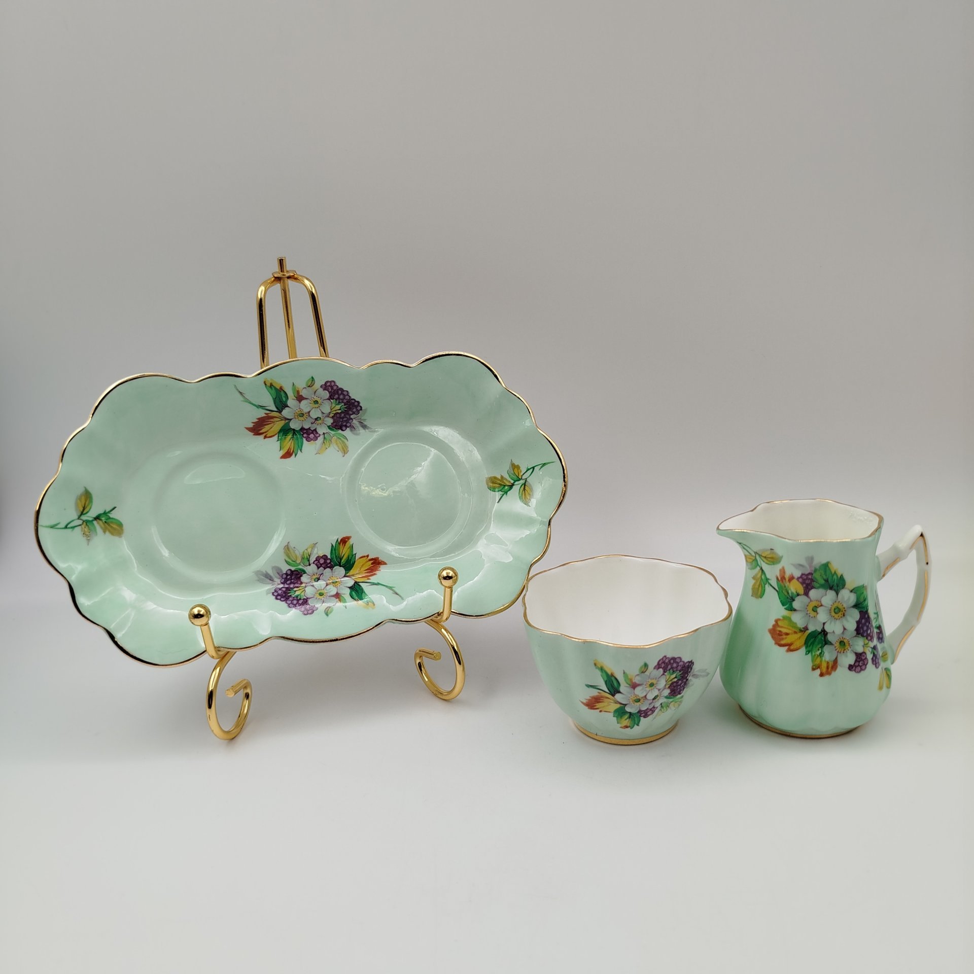 Набор из молочника, сахарницы и подноса с цветочным декором на нежно-фисташковом фоне, фирма "Sampson Smith", фарфор, крытье, деколь, золочение, Великобритания, 1945-1963 гг.