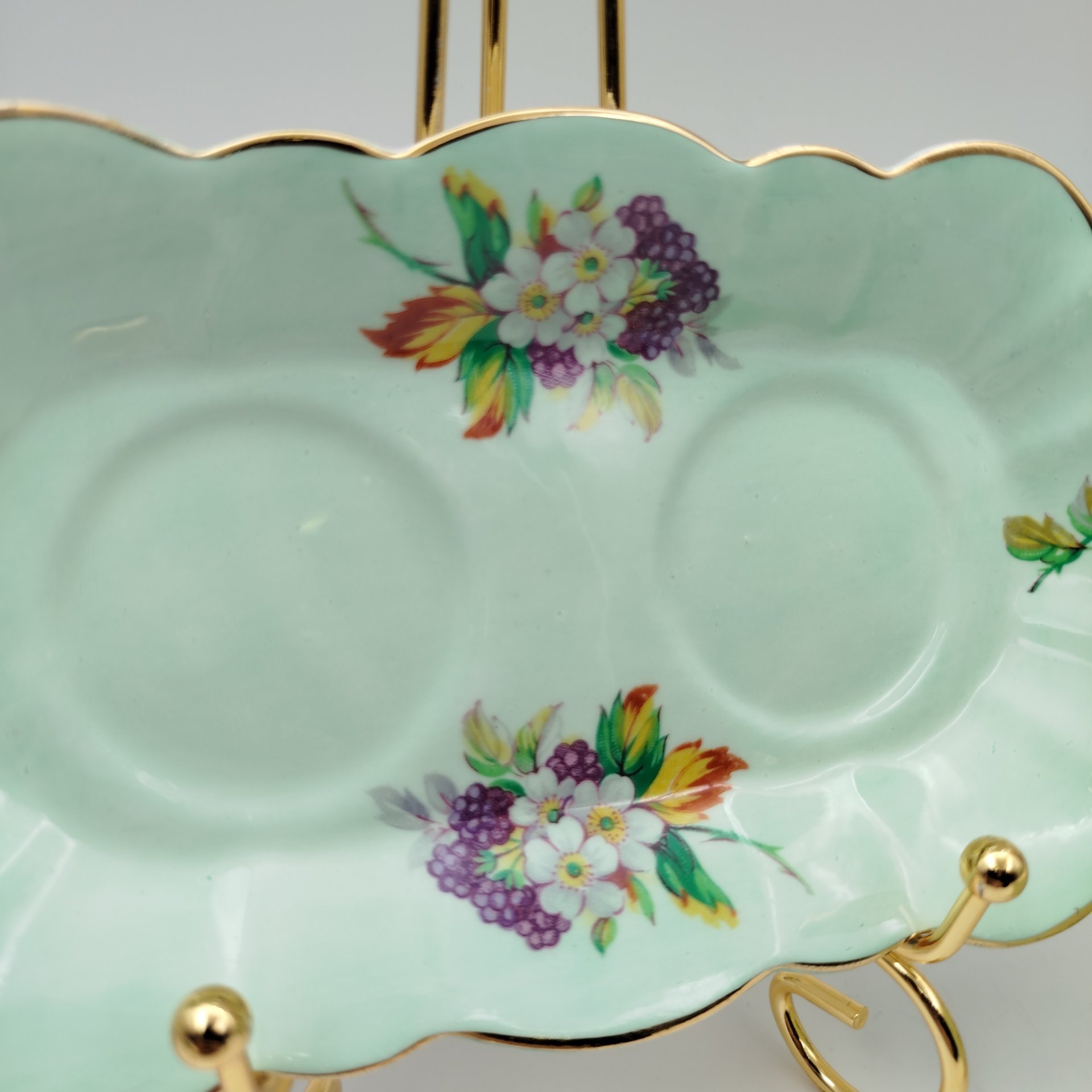 Набор из молочника, сахарницы и подноса с цветочным декором на нежно-фисташковом фоне, фирма "Sampson Smith", фарфор, крытье, деколь, золочение, Великобритания, 1945-1963 гг.