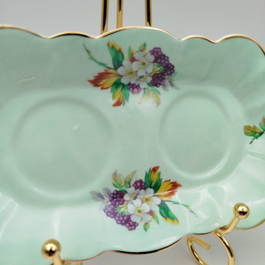 Набор из молочника, сахарницы и подноса с цветочным декором на нежно-фисташковом фоне, фирма "Sampson Smith"