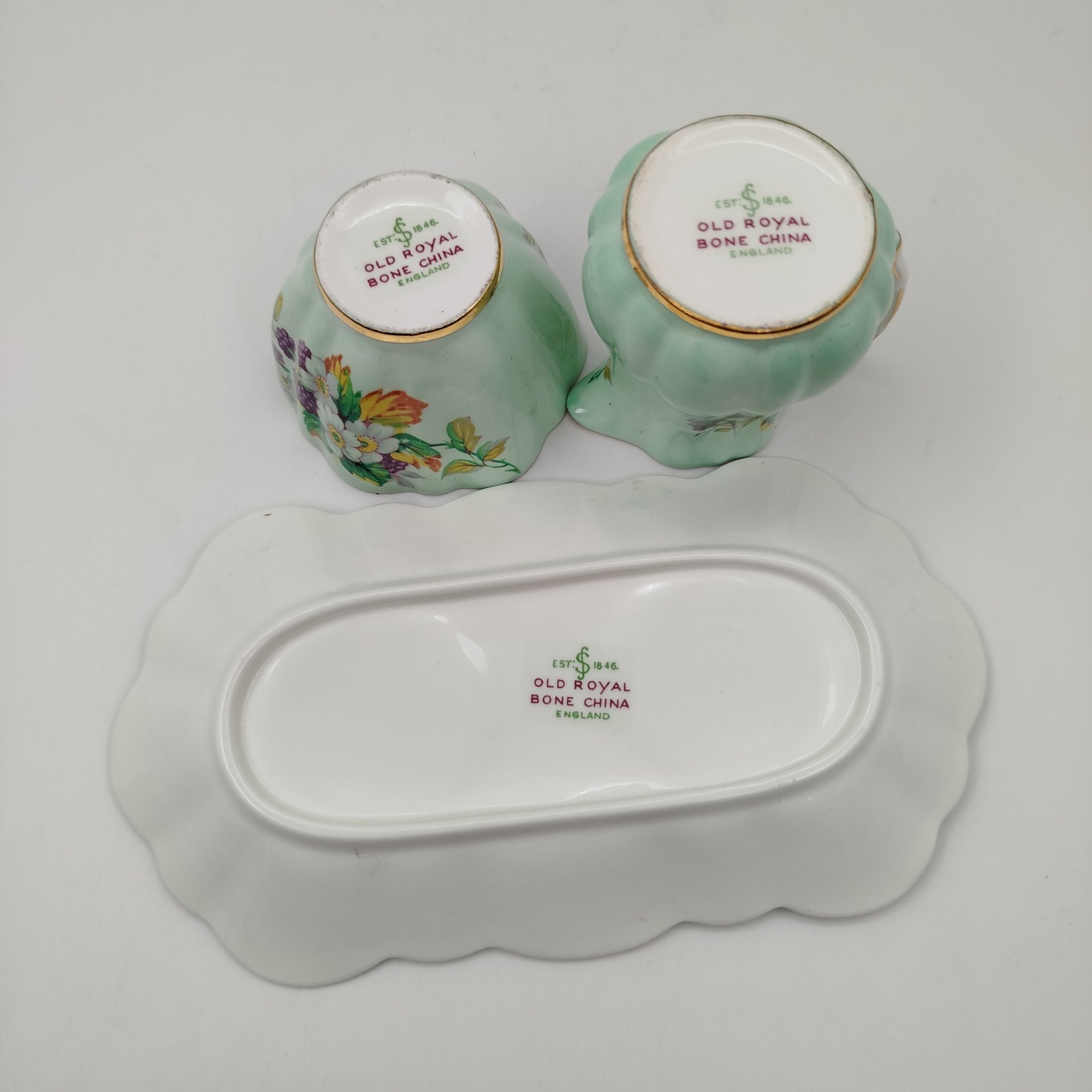 Набор из молочника, сахарницы и подноса с цветочным декором на нежно-фисташковом фоне, фирма "Sampson Smith", фарфор, крытье, деколь, золочение, Великобритания, 1945-1963 гг.