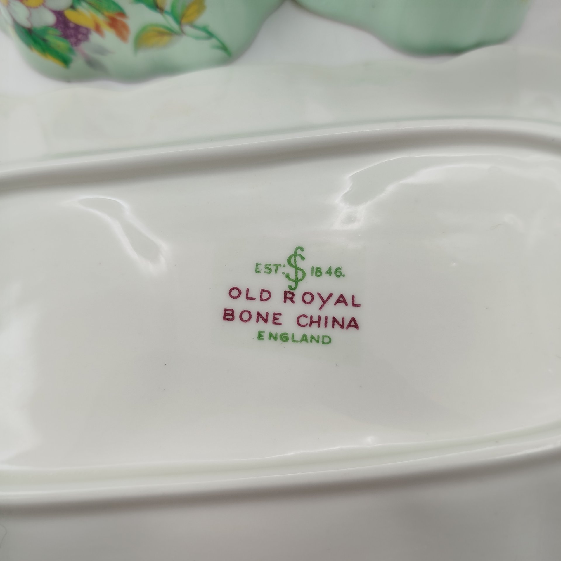 Набор из молочника, сахарницы и подноса с цветочным декором на нежно-фисташковом фоне, фирма "Sampson Smith", фарфор, крытье, деколь, золочение, Великобритания, 1945-1963 гг.