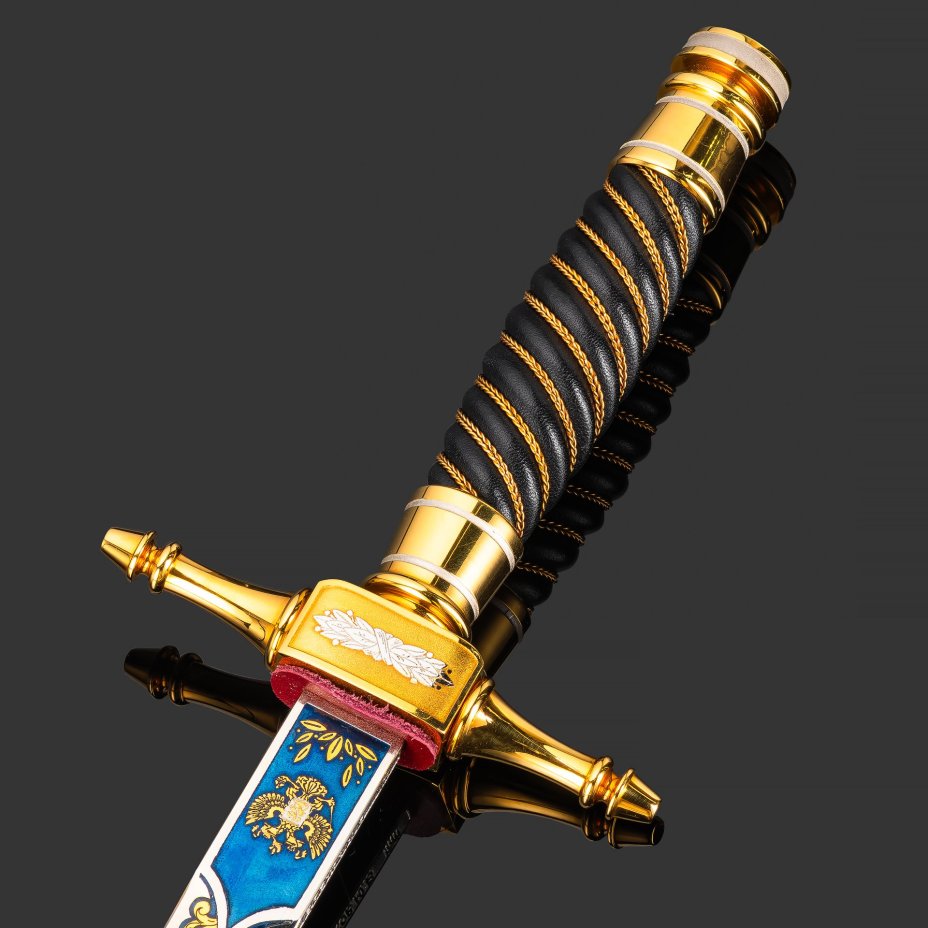 Кортик "65 лет Победы", сталь, латунь, дерево, кожа, золочение; в деревянном подарочном коробе с бархатным ложементом, Российская Федерация, 2010 г.