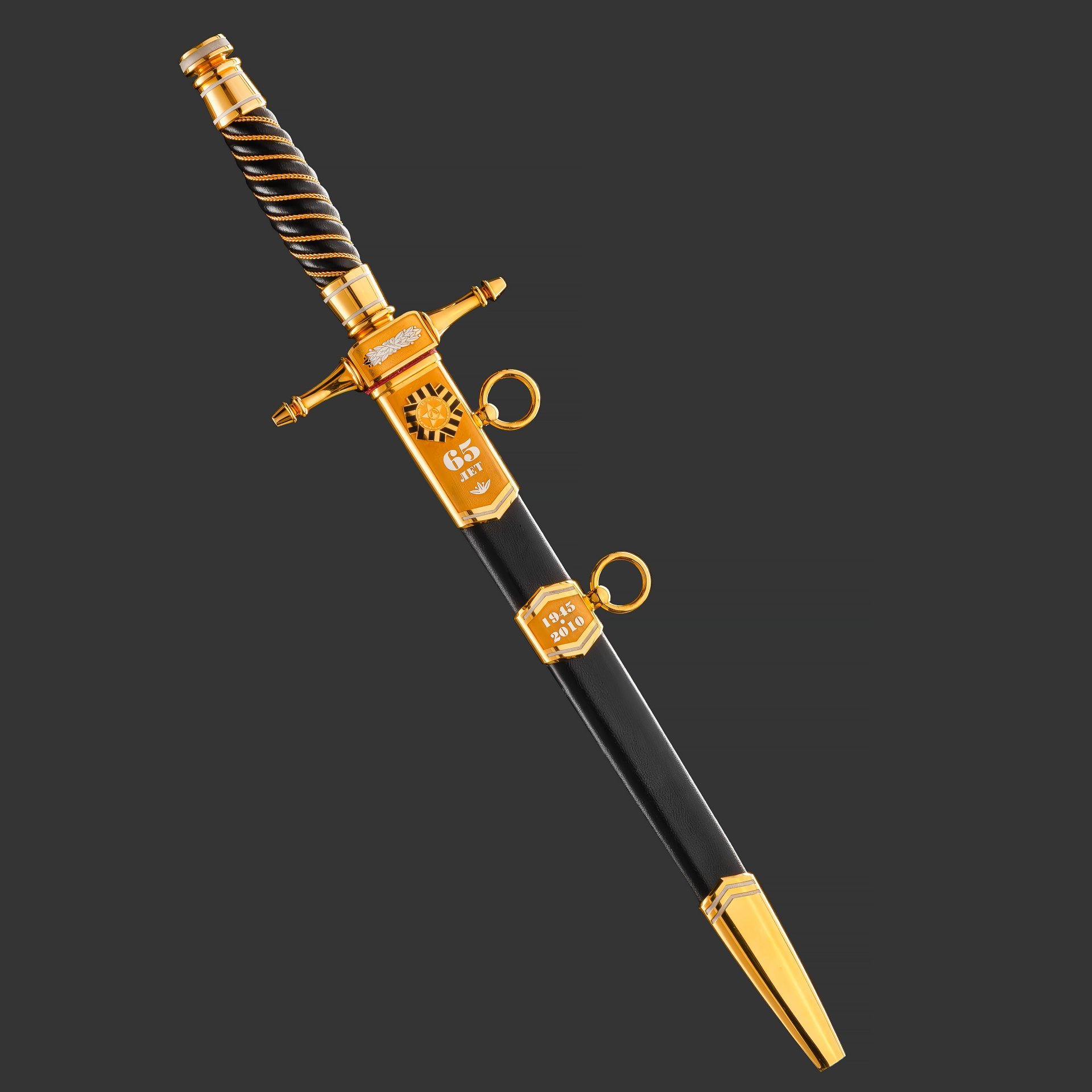Кортик "65 лет Победы", сталь, латунь, дерево, кожа, золочение; в деревянном подарочном коробе с бархатным ложементом, Российская Федерация, 2010 г.