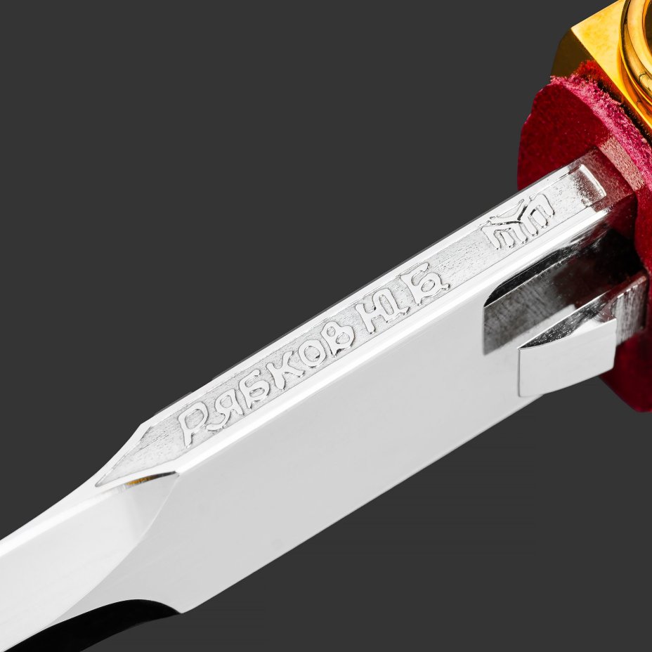 Кортик "65 лет Победы", сталь, латунь, дерево, кожа, золочение; в деревянном подарочном коробе с бархатным ложементом, Российская Федерация, 2010 г.