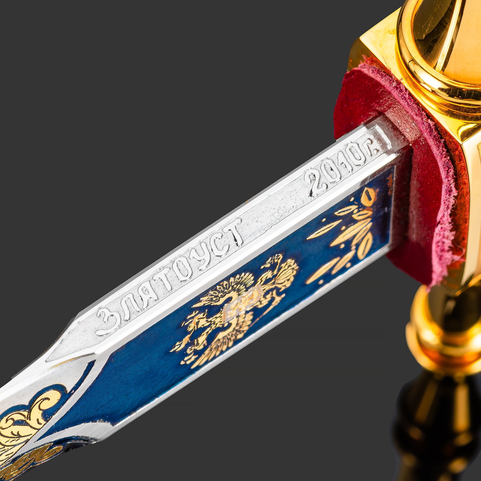 Кортик "65 лет Победы", сталь, латунь, дерево, кожа, золочение; в деревянном подарочном коробе с бархатным ложементом, Российская Федерация, 2010 г.