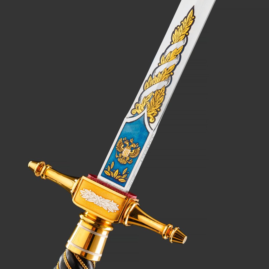 Кортик "65 лет Победы", сталь, латунь, дерево, кожа, золочение; в деревянном подарочном коробе с бархатным ложементом, Российская Федерация, 2010 г.