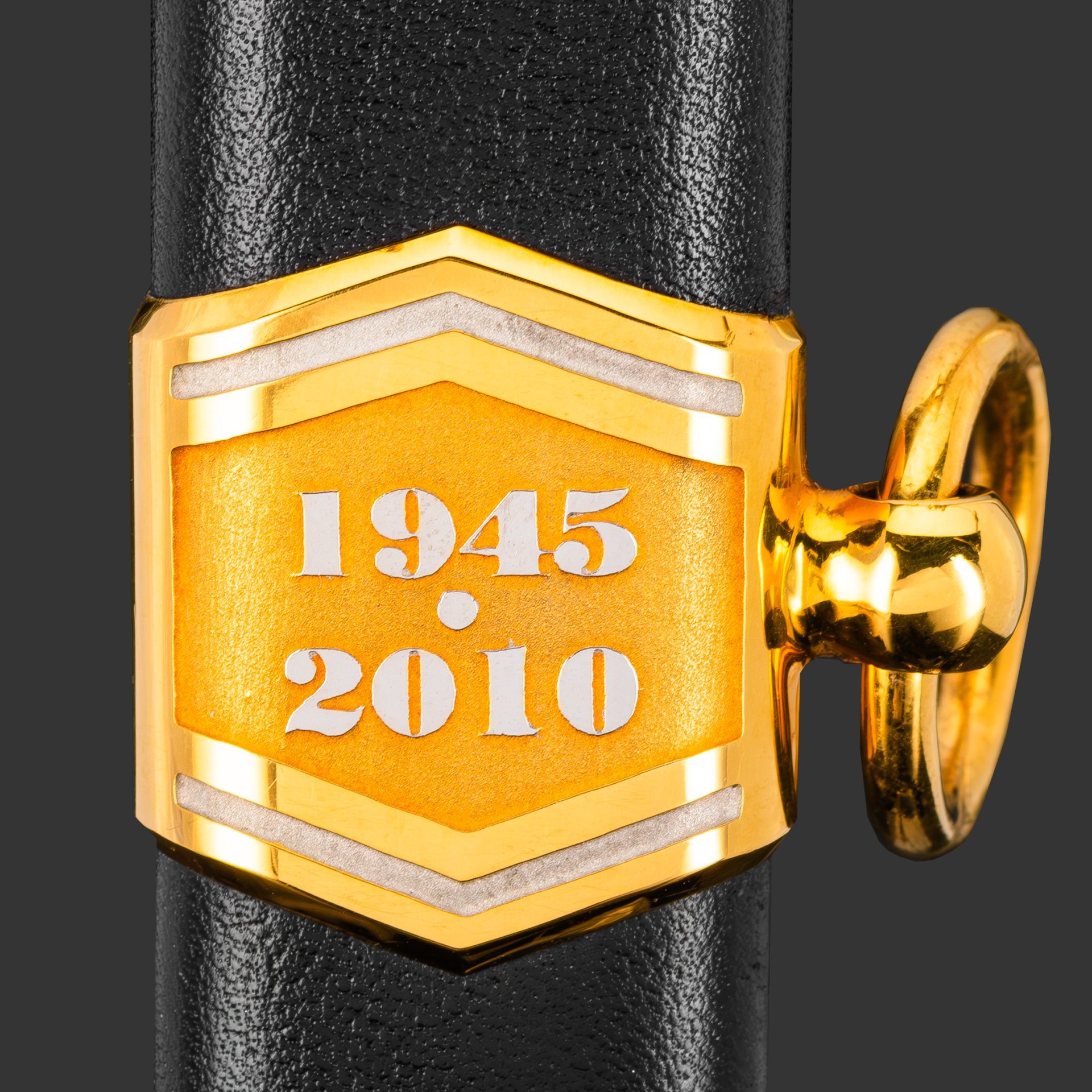 Кортик "65 лет Победы", сталь, латунь, дерево, кожа, золочение; в деревянном подарочном коробе с бархатным ложементом, Российская Федерация, 2010 г.