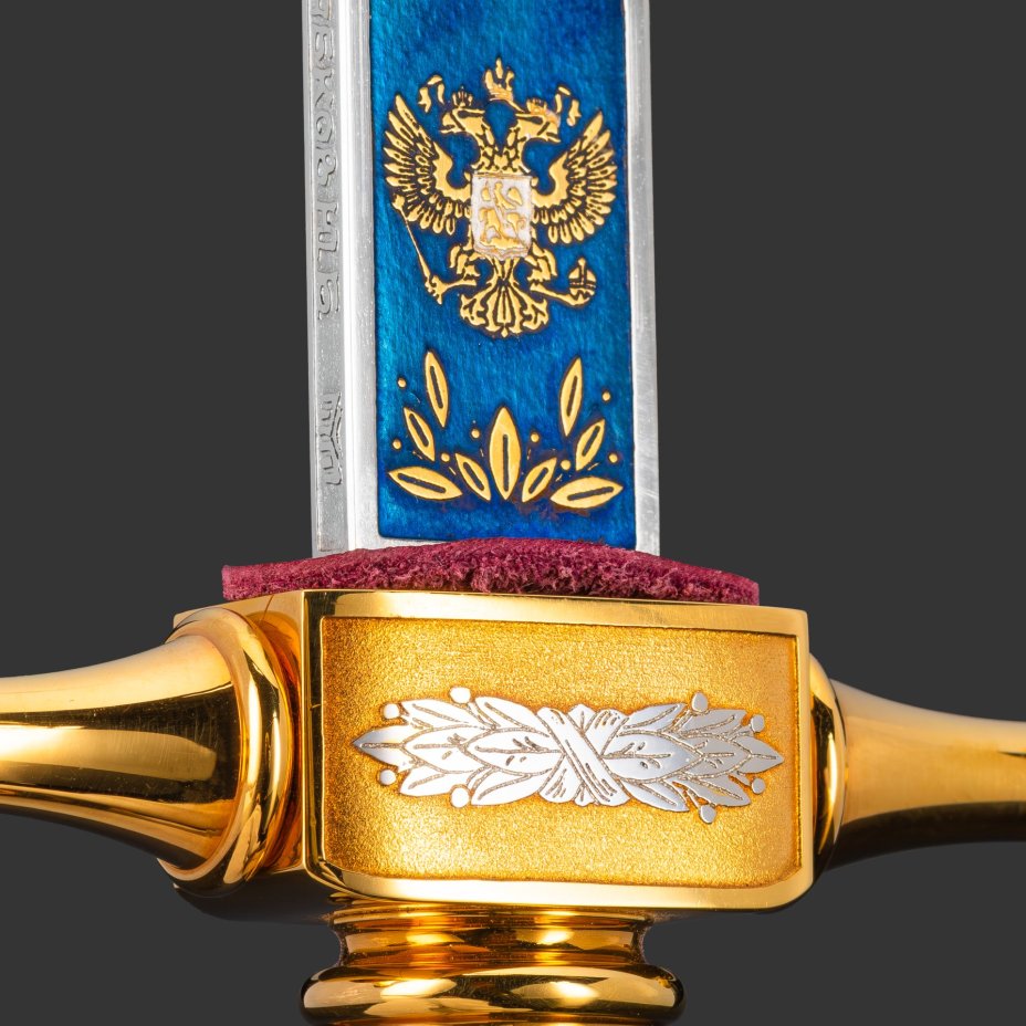 Кортик "65 лет Победы", сталь, латунь, дерево, кожа, золочение; в деревянном подарочном коробе с бархатным ложементом, Российская Федерация, 2010 г.
