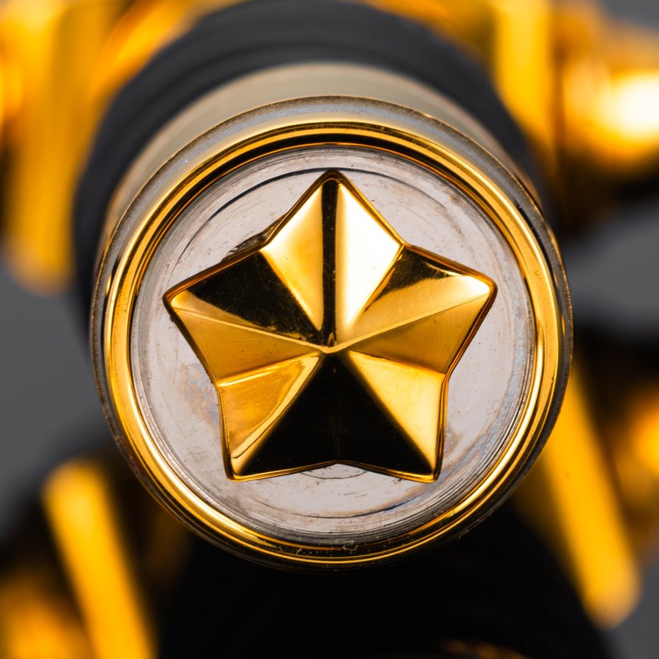 Кортик "65 лет Победы", сталь, латунь, дерево, кожа, золочение; в деревянном подарочном коробе с бархатным ложементом, Российская Федерация, 2010 г.