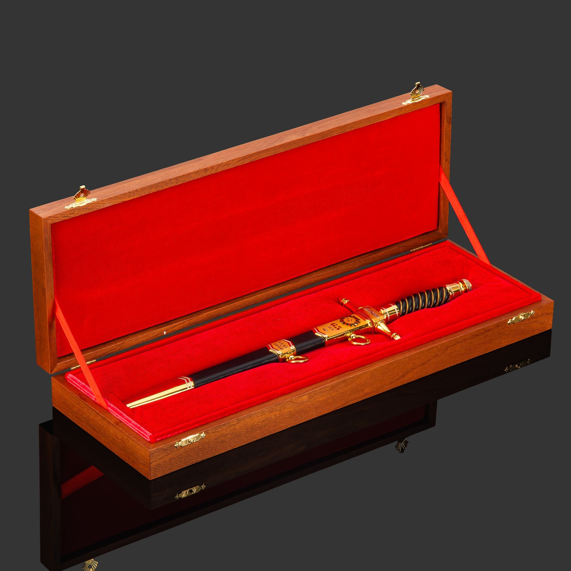 Кортик "65 лет Победы", сталь, латунь, дерево, кожа, золочение; в деревянном подарочном коробе с бархатным ложементом, Российская Федерация, 2010 г.