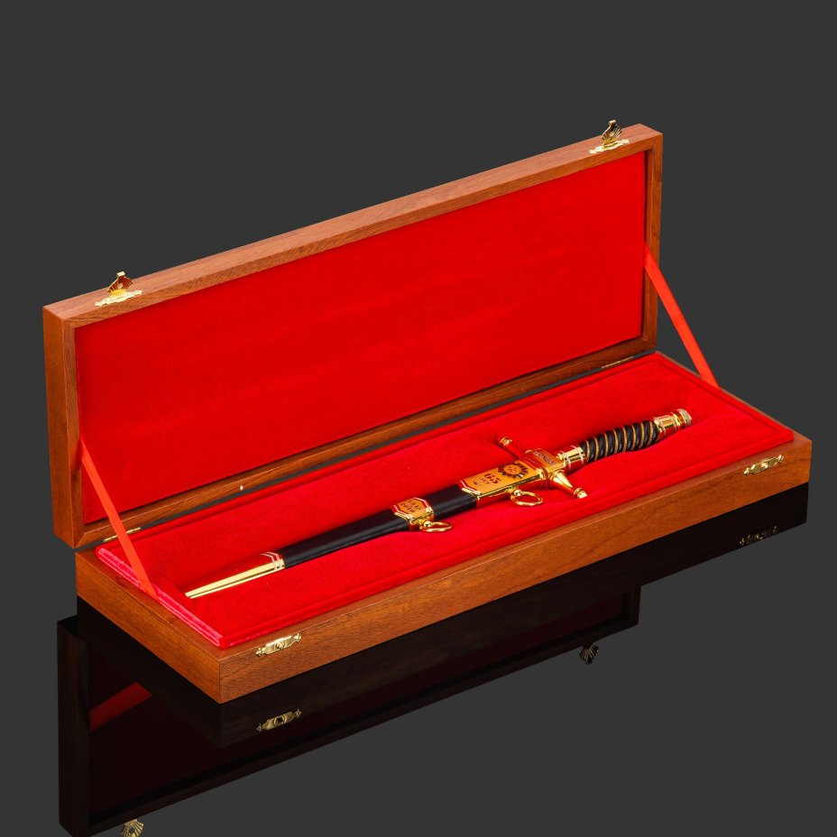 Кортик "65 лет Победы", сталь, латунь, дерево, кожа, золочение; в деревянном подарочном коробе с бархатным ложементом, Российская Федерация, 2010 г.