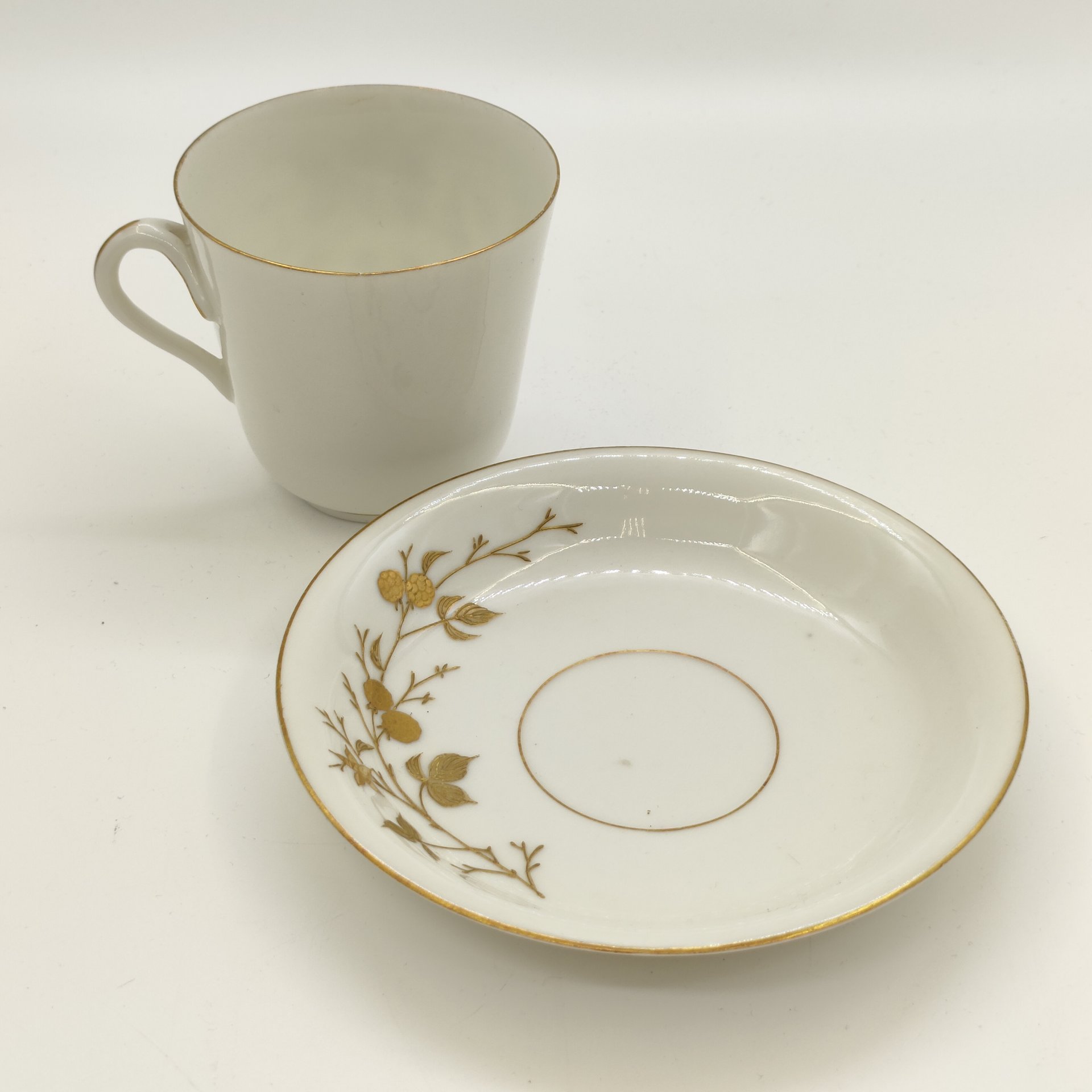 Пара чайная с ягодным декором, фарфор, эмалевая роспись, золочение, Западная Европа, 1890-1920 гг.