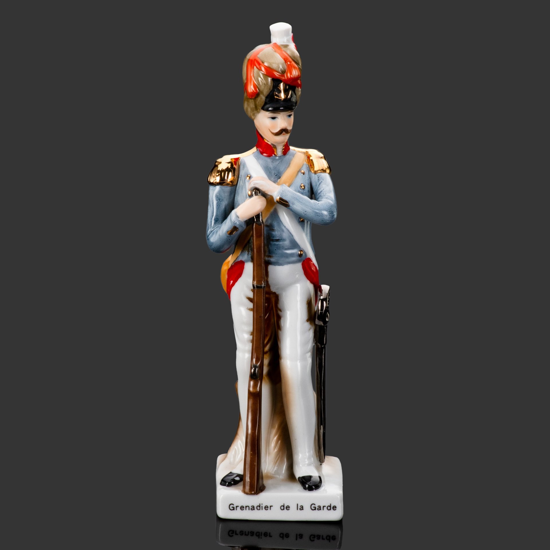 Статуэтка гренадёра гвардии из серии "Армия Наполеона" (Grenadier de la Garde), фарфор, роспись, золочение
