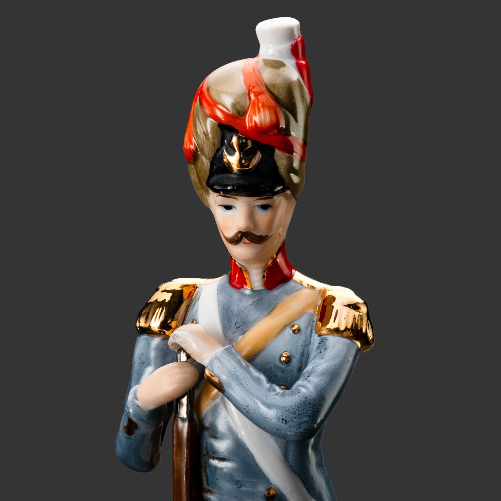 Статуэтка гренадёра гвардии из серии "Армия Наполеона" (Grenadier de la Garde), фарфор, роспись, золочение