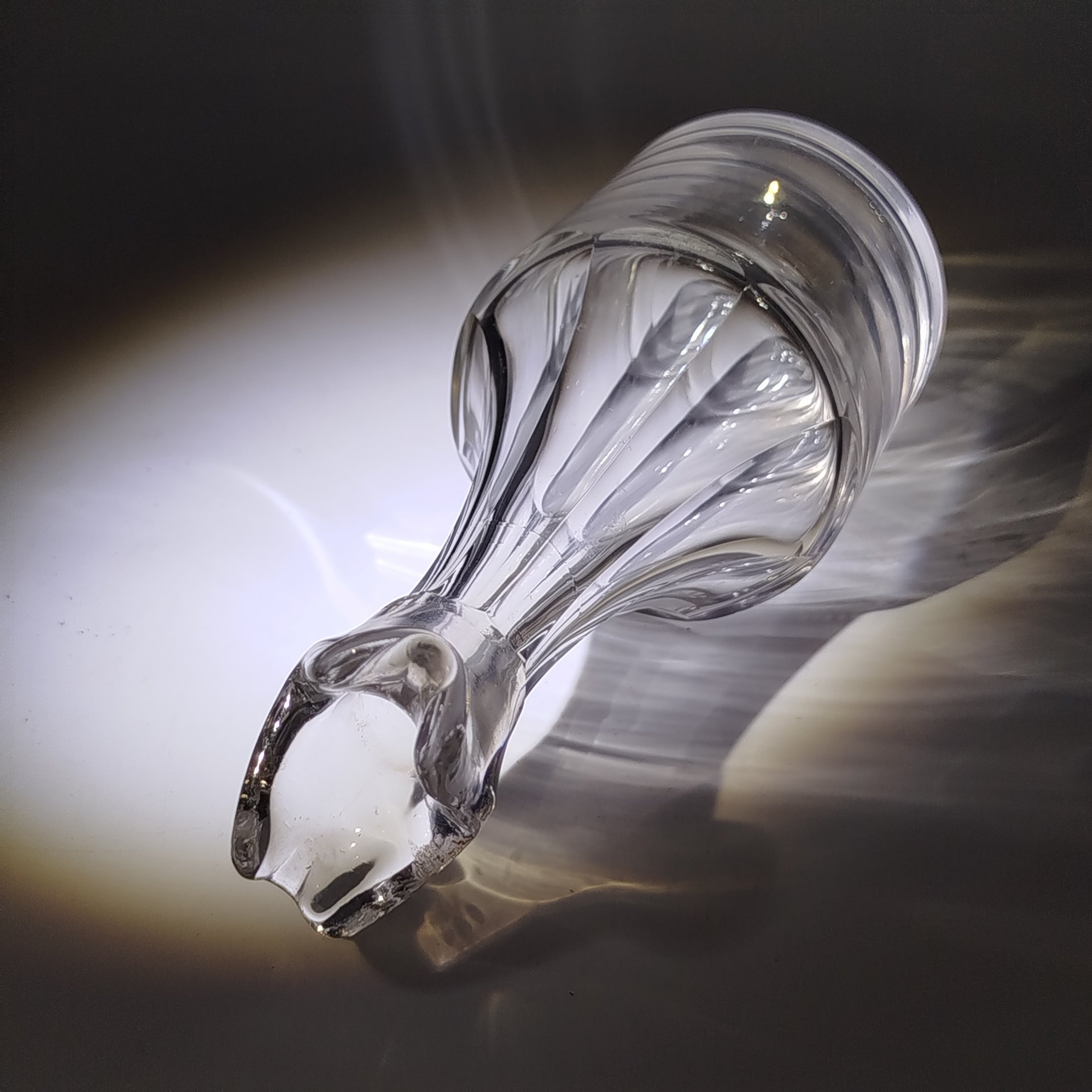 Графин (флакон) с раздвоенным устьем и граненой горловиной (предположительно, для масла или уксуса)