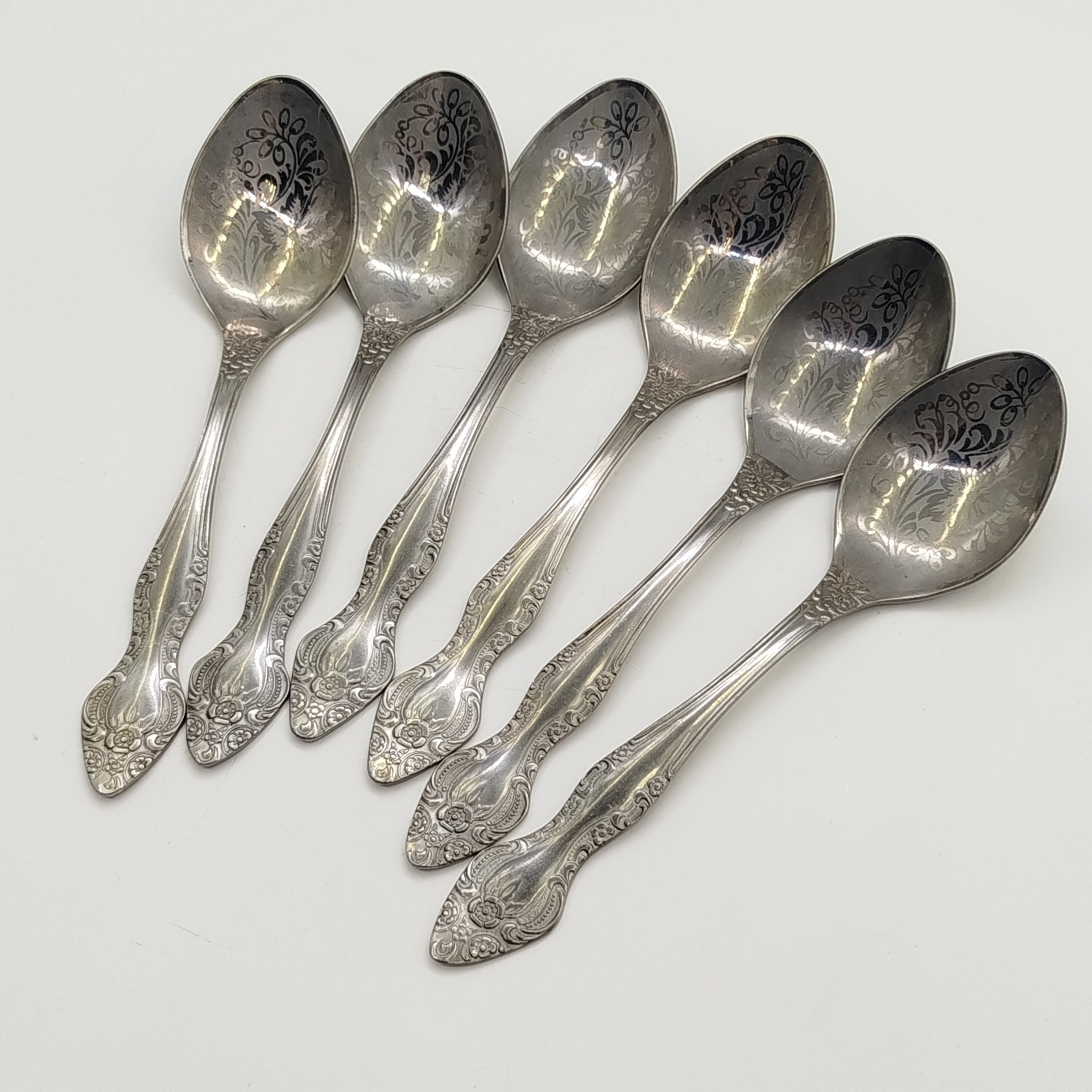 Набор из 6 столовых ложек, украшенных растительным декором, нержавеющая сталь, Павловский завод художественных металлоизделий им. С.М. Кирова, СССР, 1970-1990 гг.