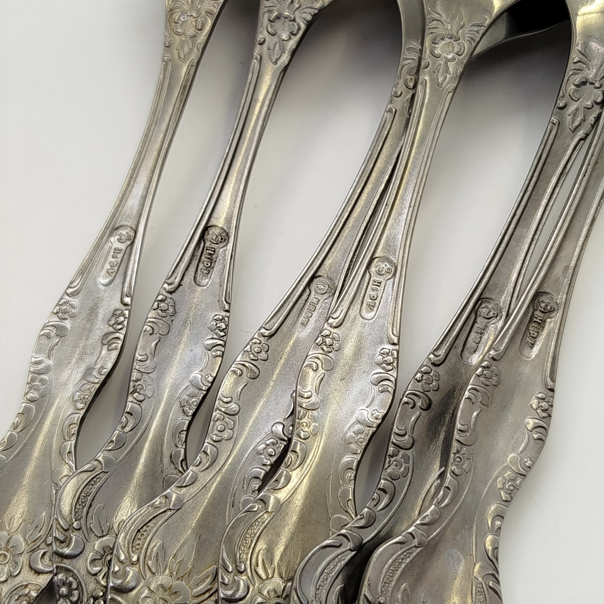 Набор из 6 столовых ложек, украшенных растительным декором, нержавеющая сталь, Павловский завод художественных металлоизделий им. С.М. Кирова, СССР, 1970-1990 гг.