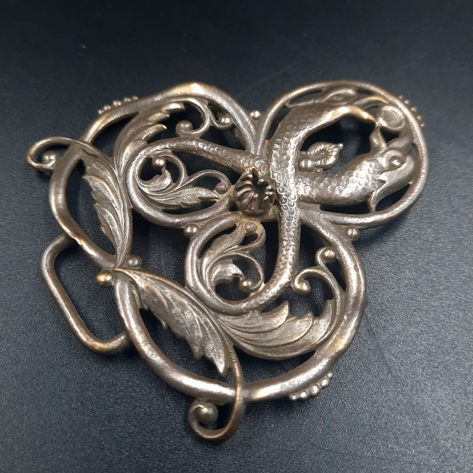 Пряжка женская поясная с ажурными растительными элементами и изображением дельфинов