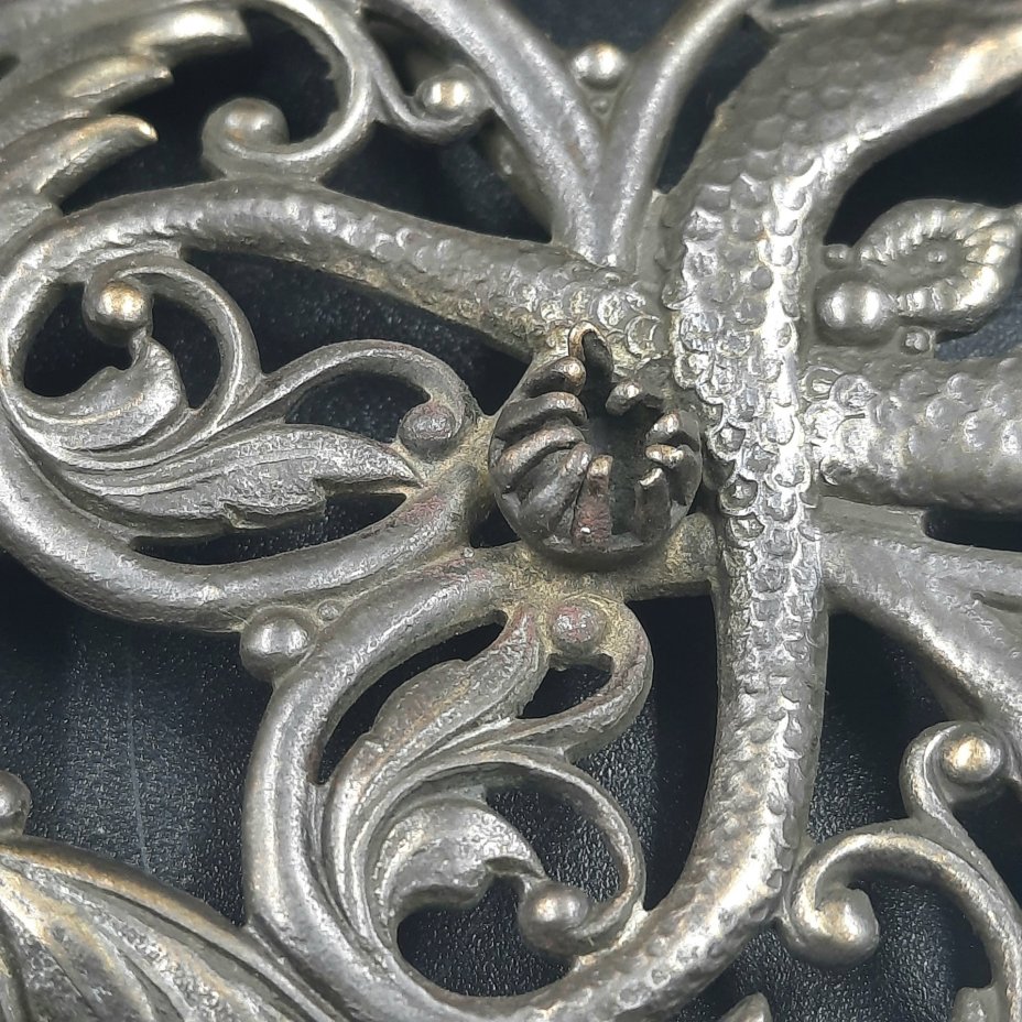 Пряжка женская поясная с ажурными растительными элементами и изображением дельфинов