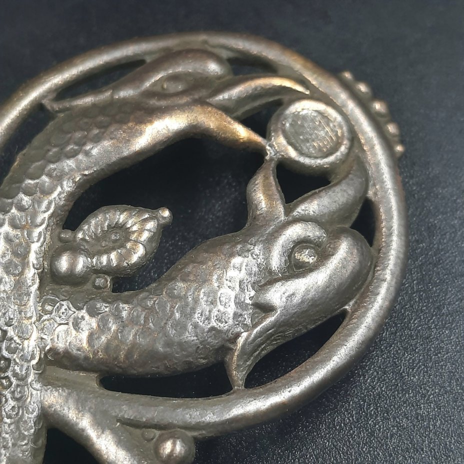 Пряжка женская поясная с ажурными растительными элементами и изображением дельфинов