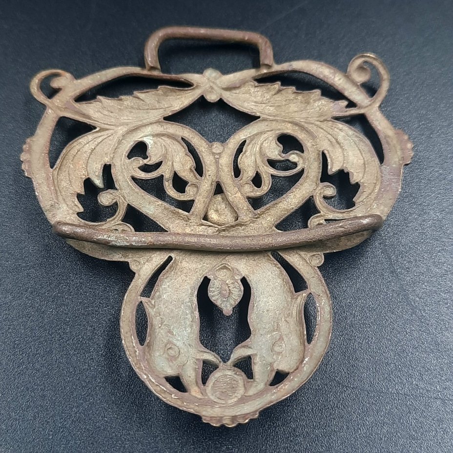 Пряжка женская поясная с ажурными растительными элементами и изображением дельфинов