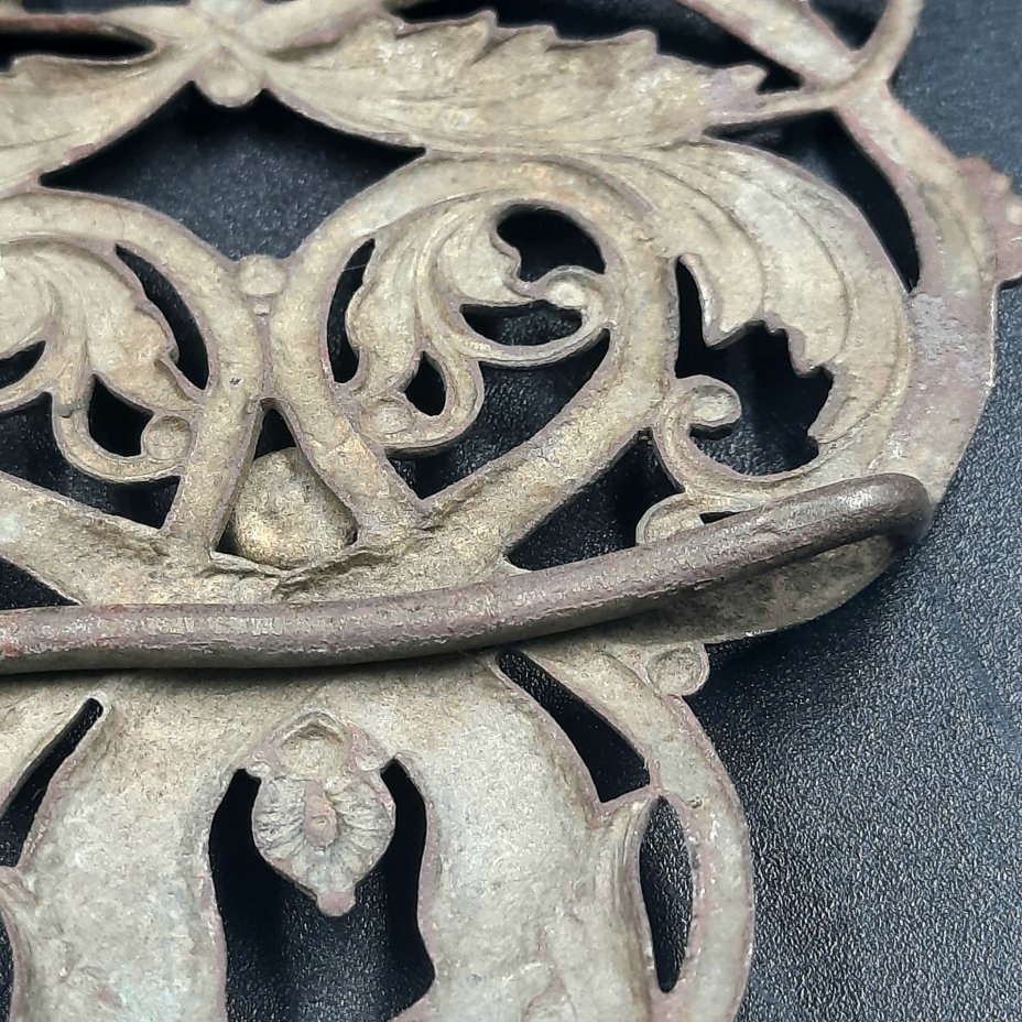 Пряжка женская поясная с ажурными растительными элементами и изображением дельфинов