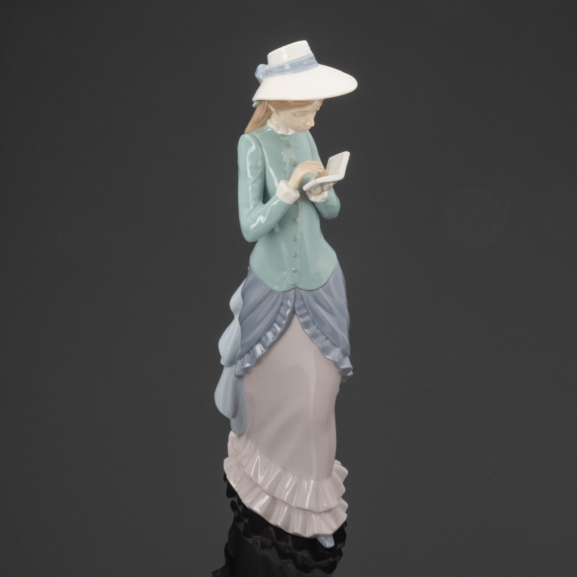 Статуэтка "Девушка с книгой", фарфор, Lladro, Испания, 1974-1977 гг., Lladro